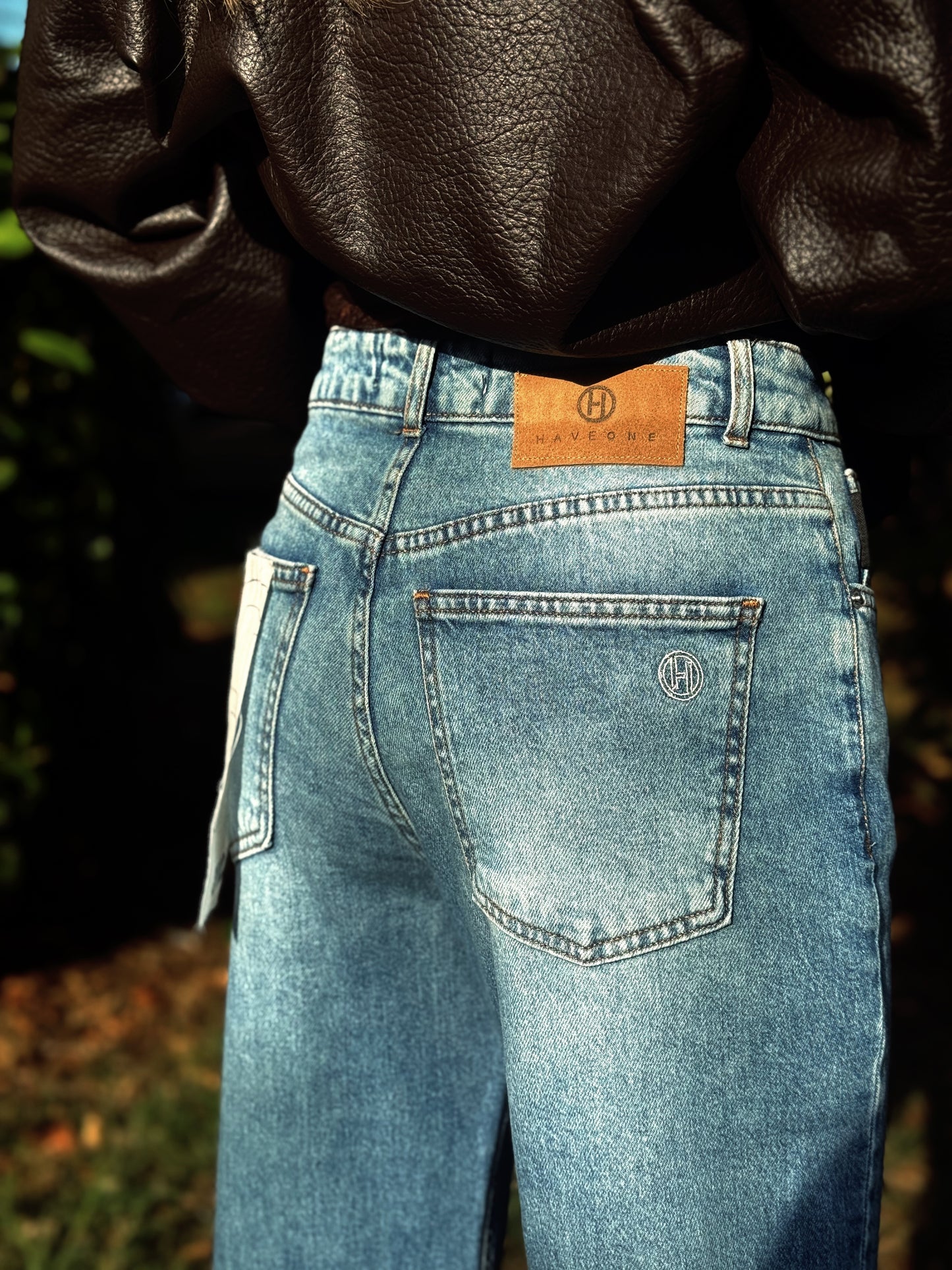 “PANTALONE LOUIS LIGHT DENIM” have one