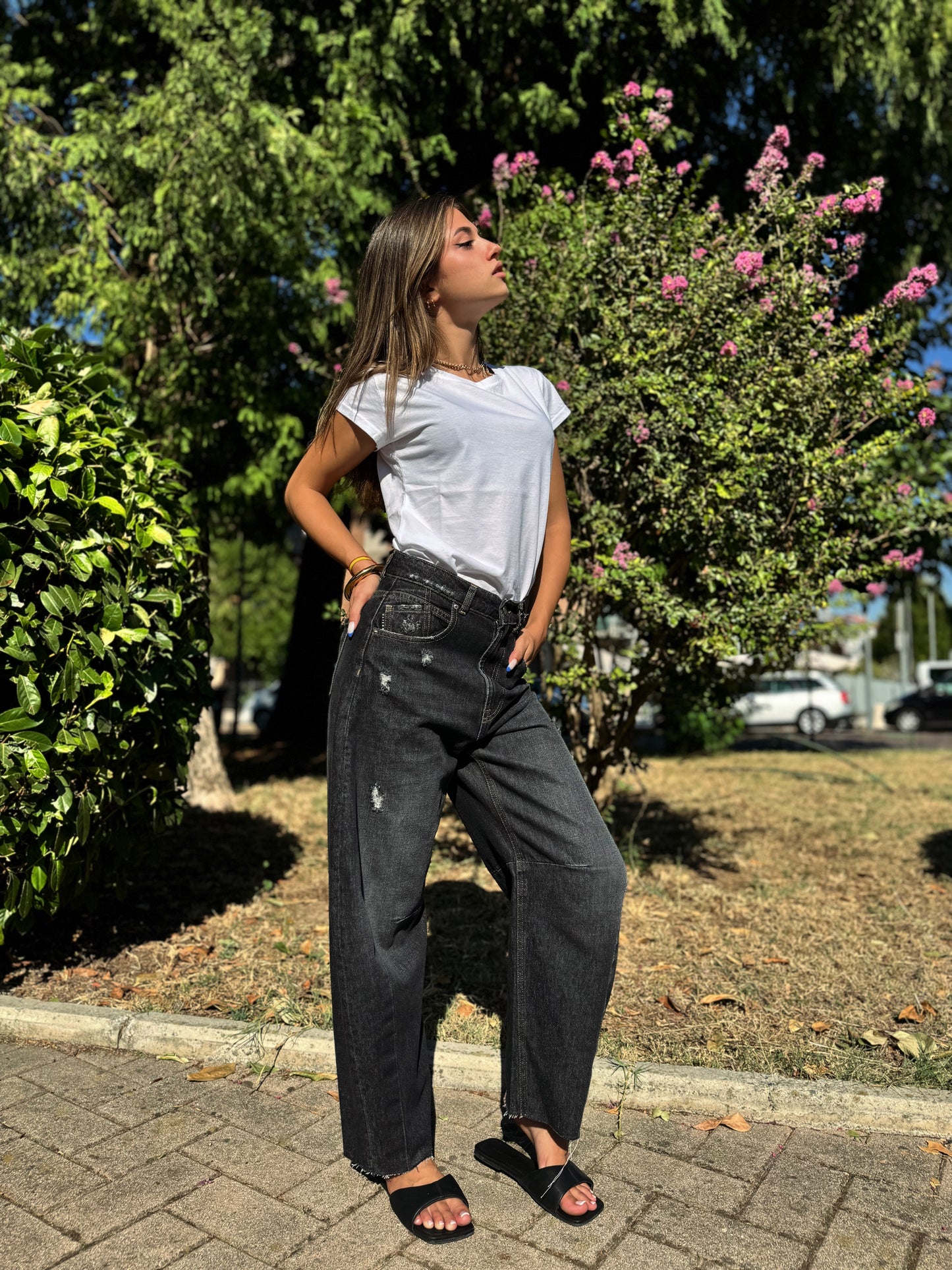 “JEANS MODELLO BARBARA DENIM NERO” have one