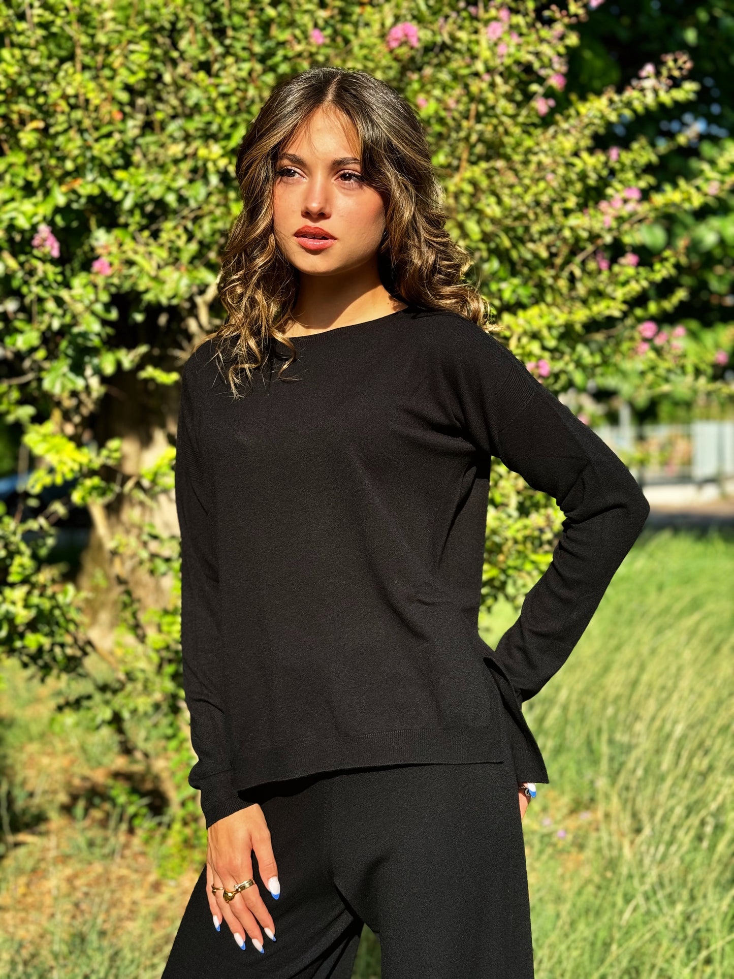 “MAGLIA CON SPACCHI LATERALI IN VISCOSA” kontatto