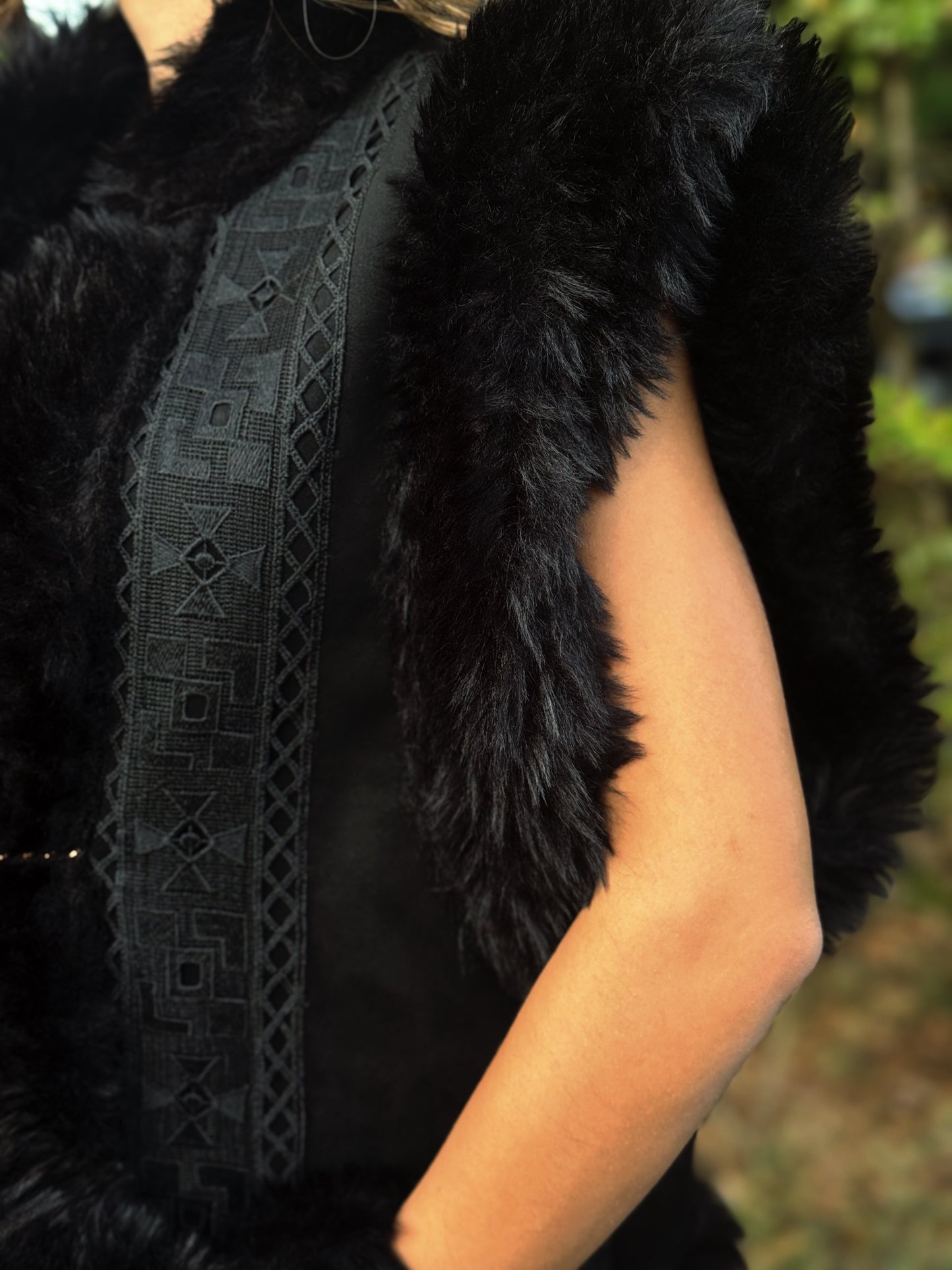 “GILET-MONTONE SMANICATO CROP” have one