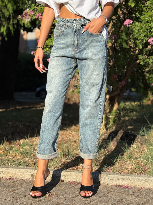 “JEANS MODELLO LOUIS CHIARO” Have one