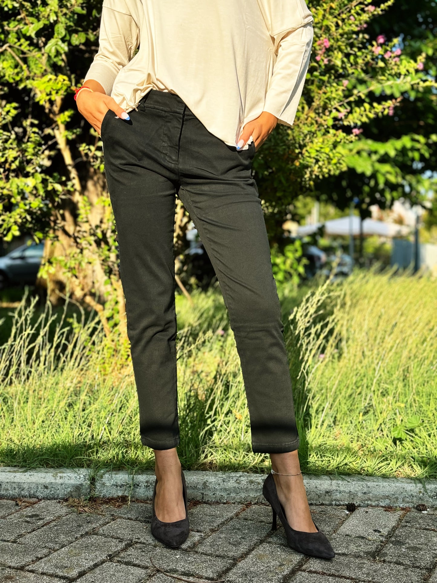 “PANTALONE MODELLO CHINO” kontatto