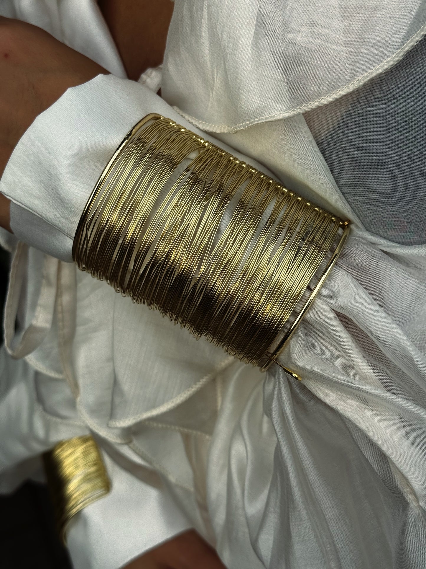 "CAMICIA CON BRACCIALI" Have one