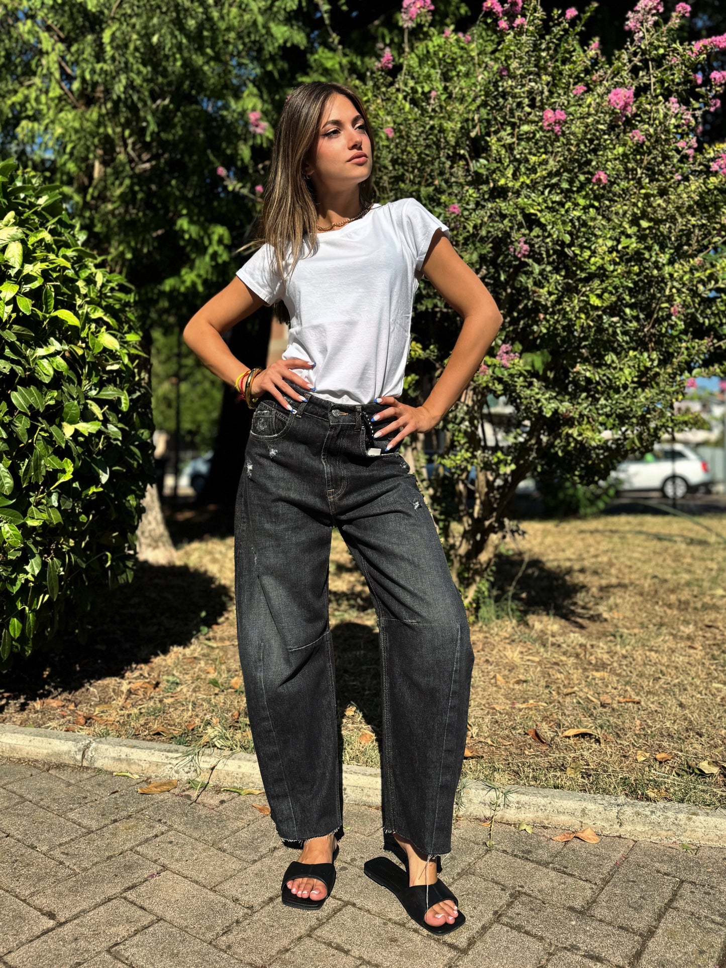 “JEANS MODELLO BARBARA DENIM NERO” have one