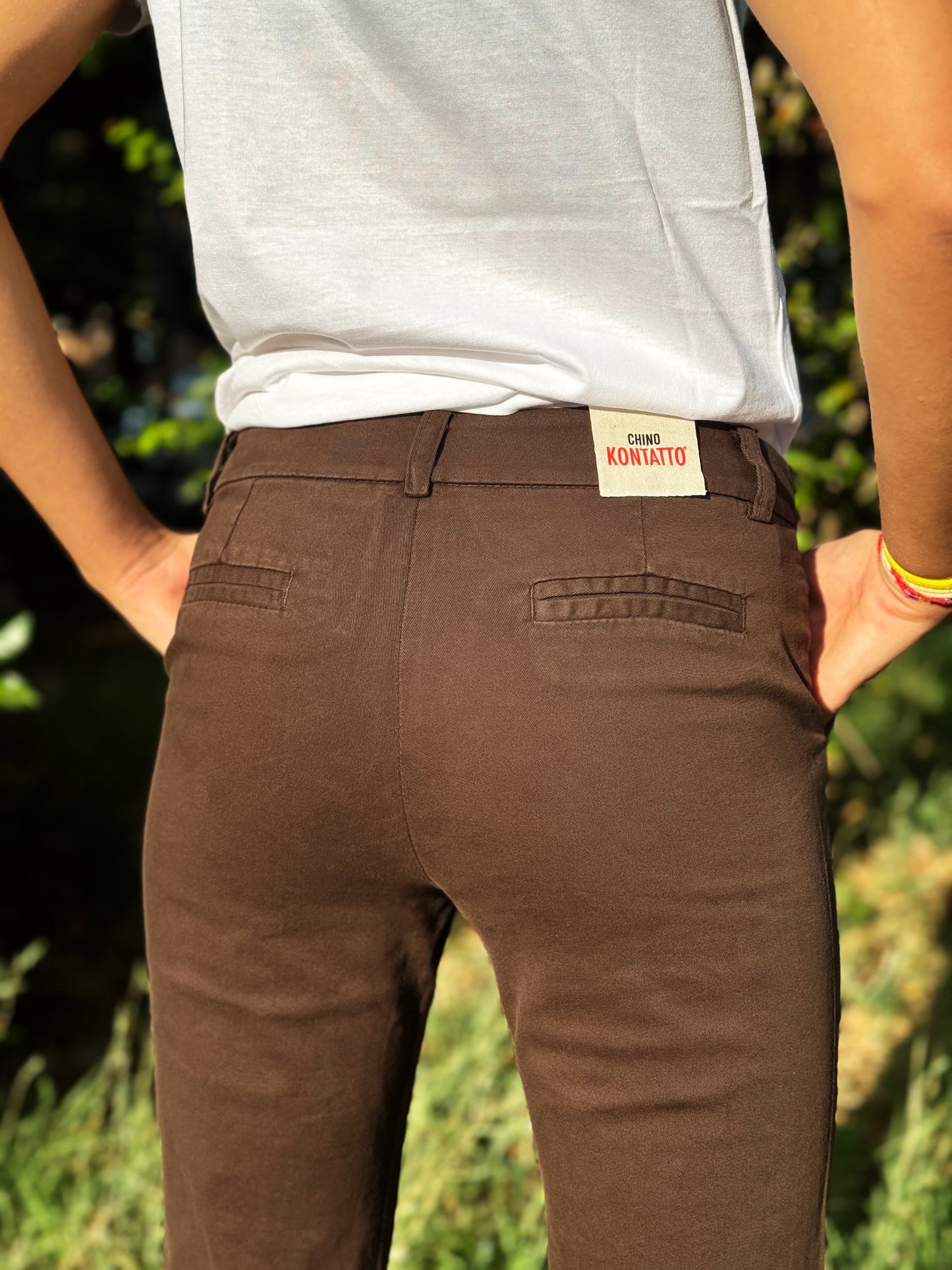 “PANTALONE MODELLO CHINO” kontatto