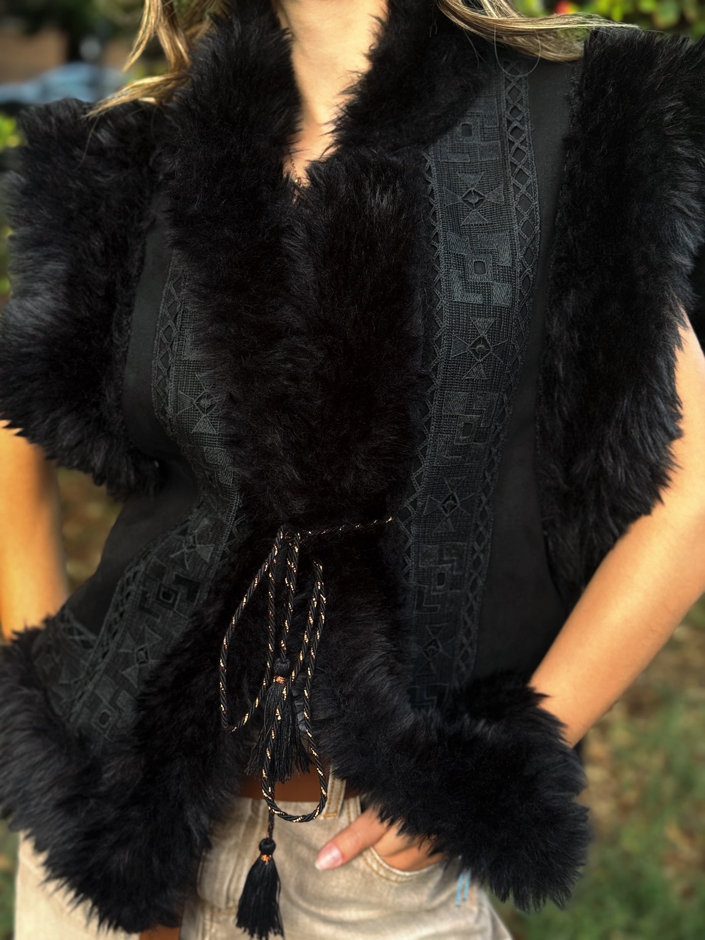 “GILET-MONTONE SMANICATO CROP” have one