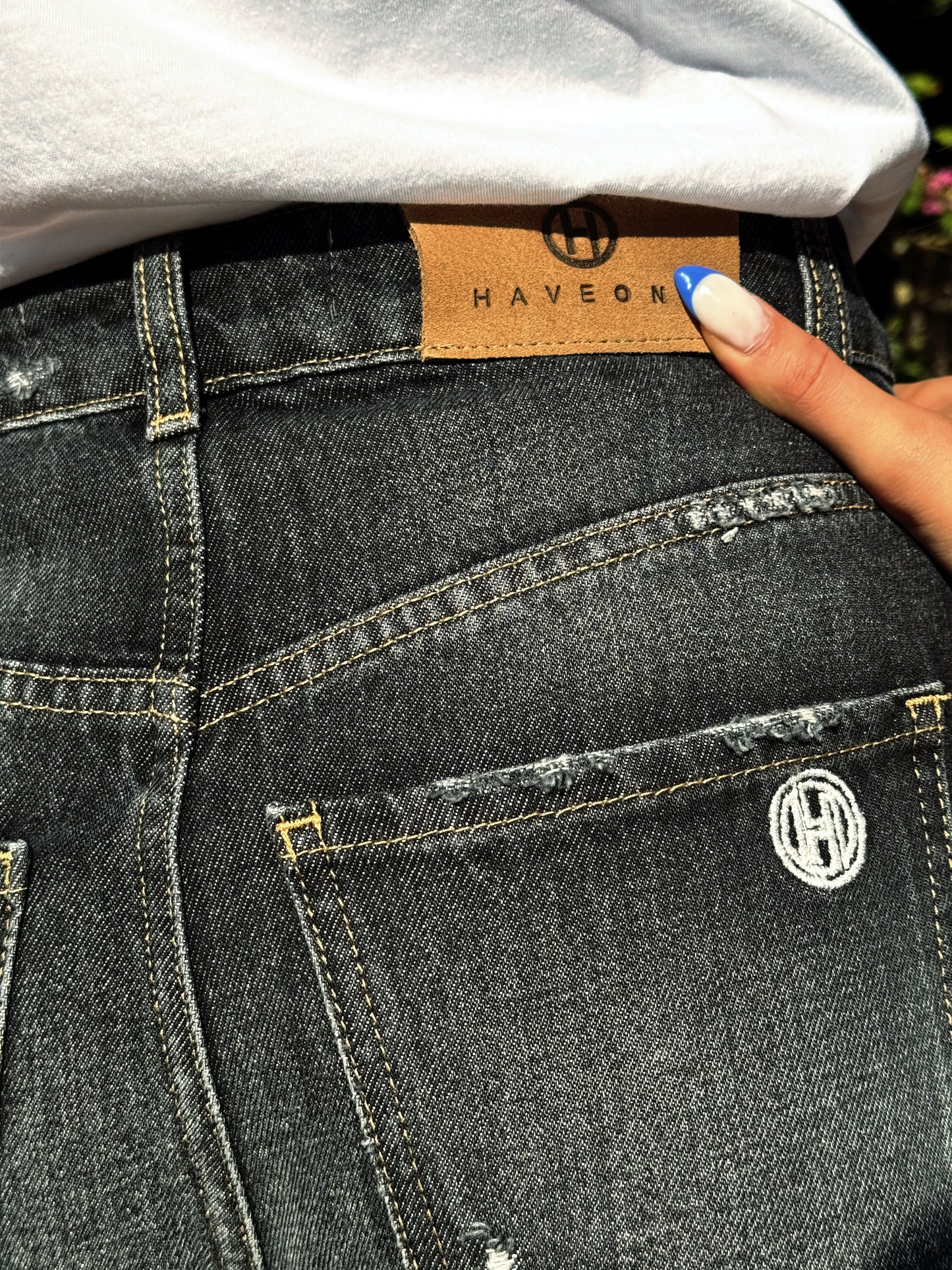 “JEANS MODELLO BARBARA DENIM NERO” have one