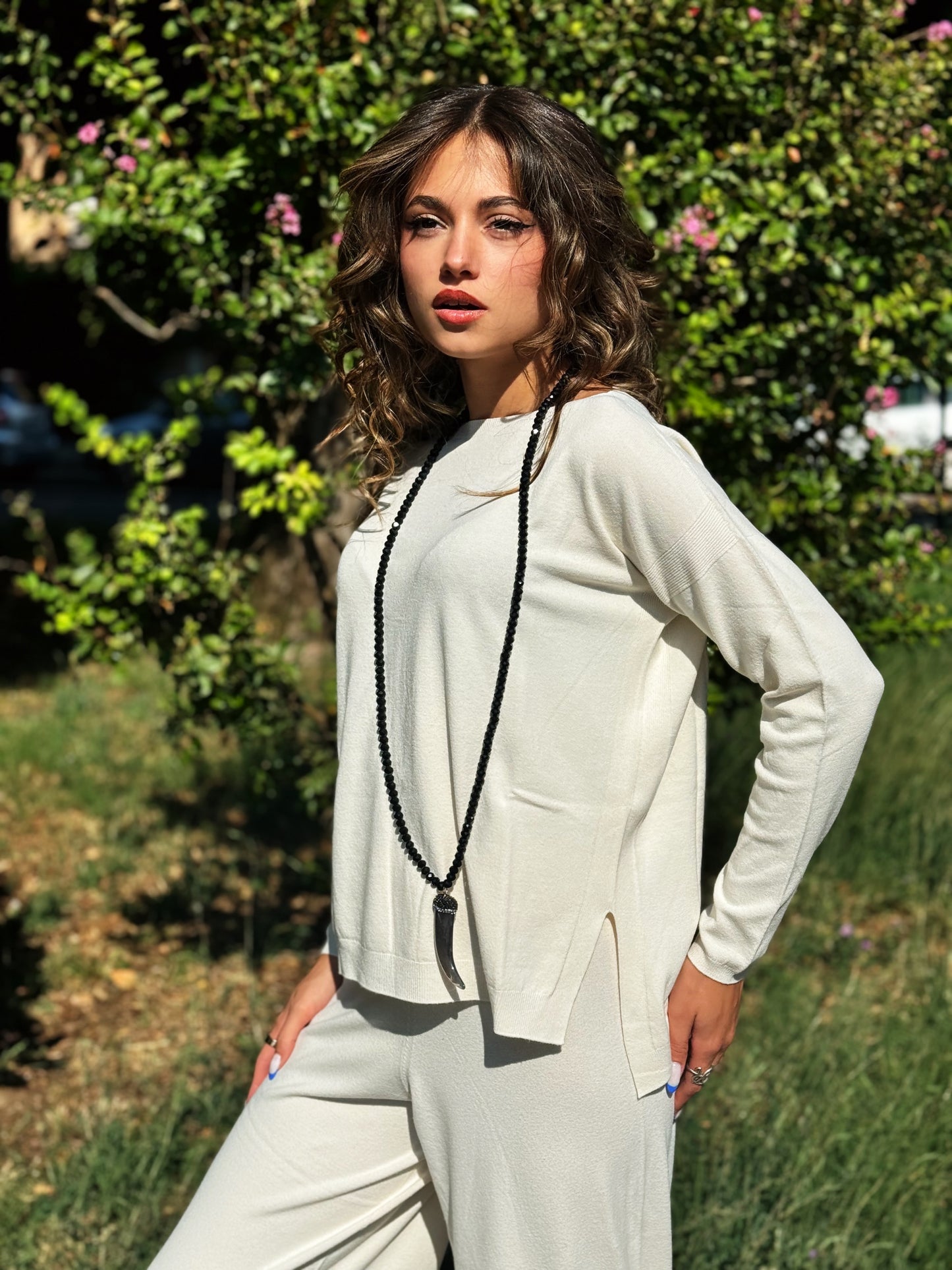 “MAGLIA CON SPACCHI LATERALI IN VISCOSA” kontatto