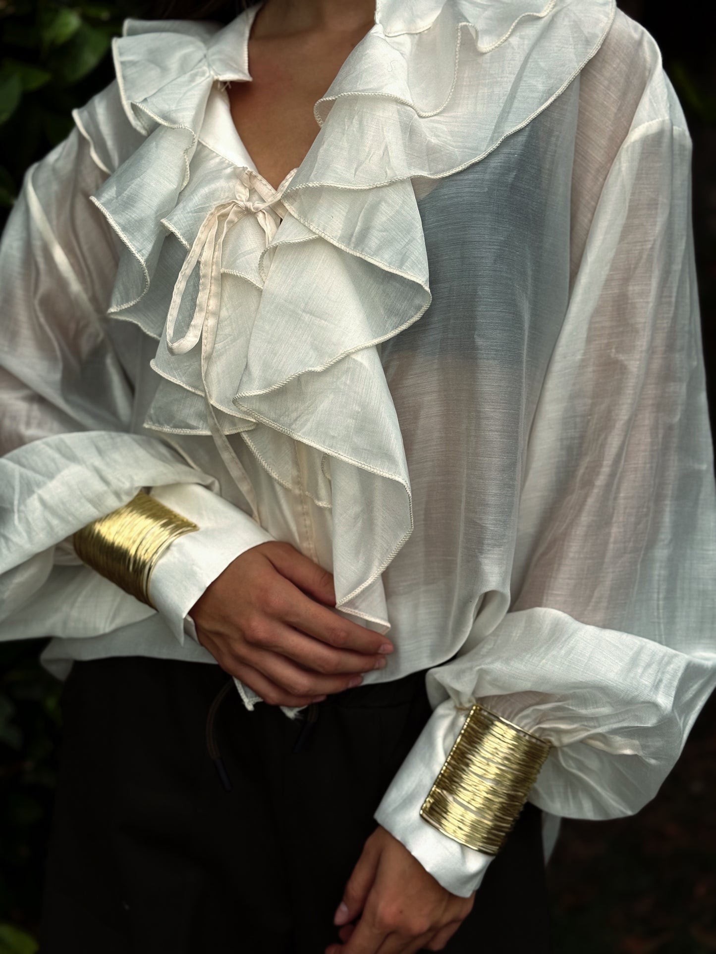 "CAMICIA CON BRACCIALI" Have one