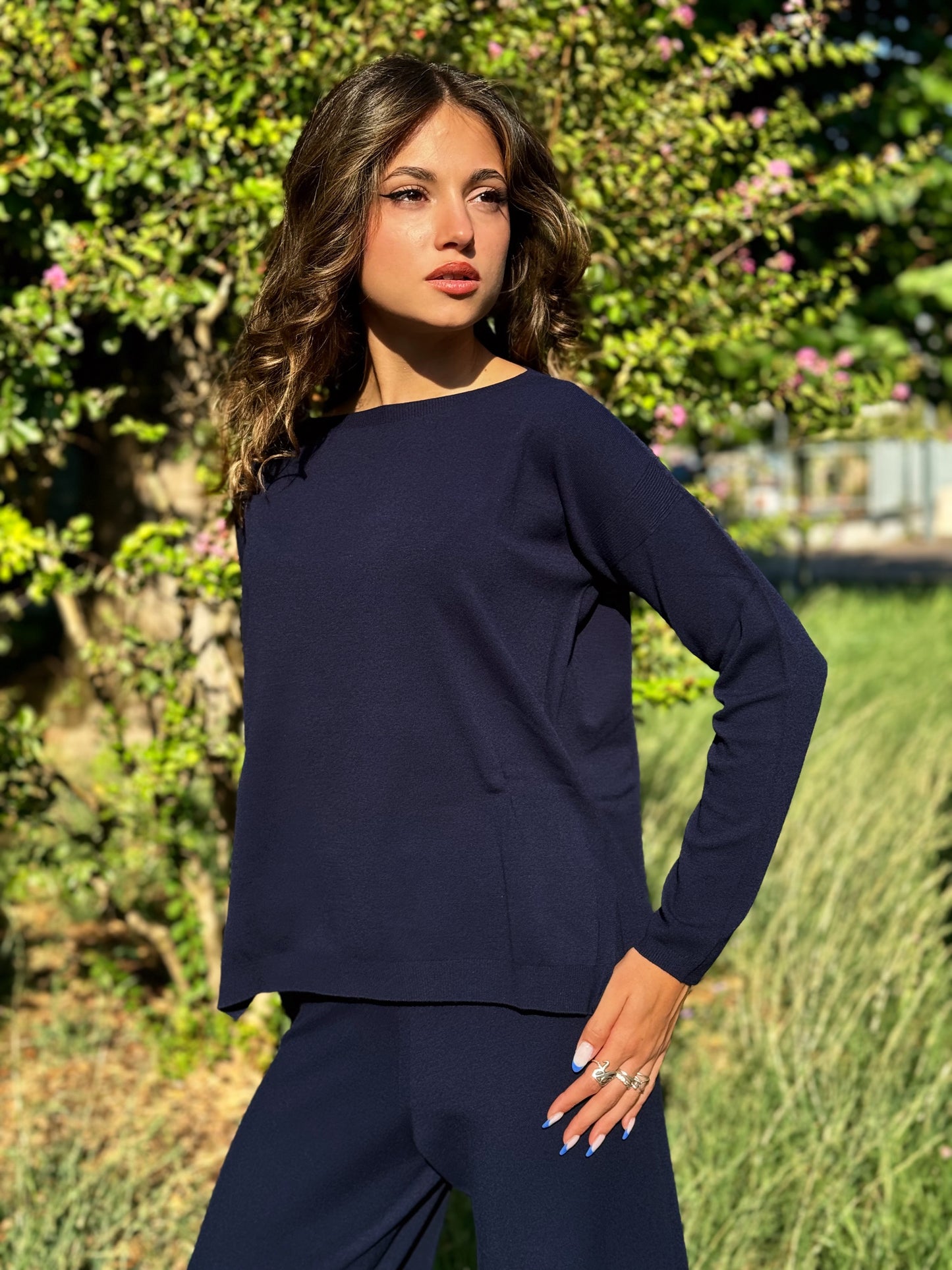 “MAGLIA CON SPACCHI LATERALI IN VISCOSA” kontatto