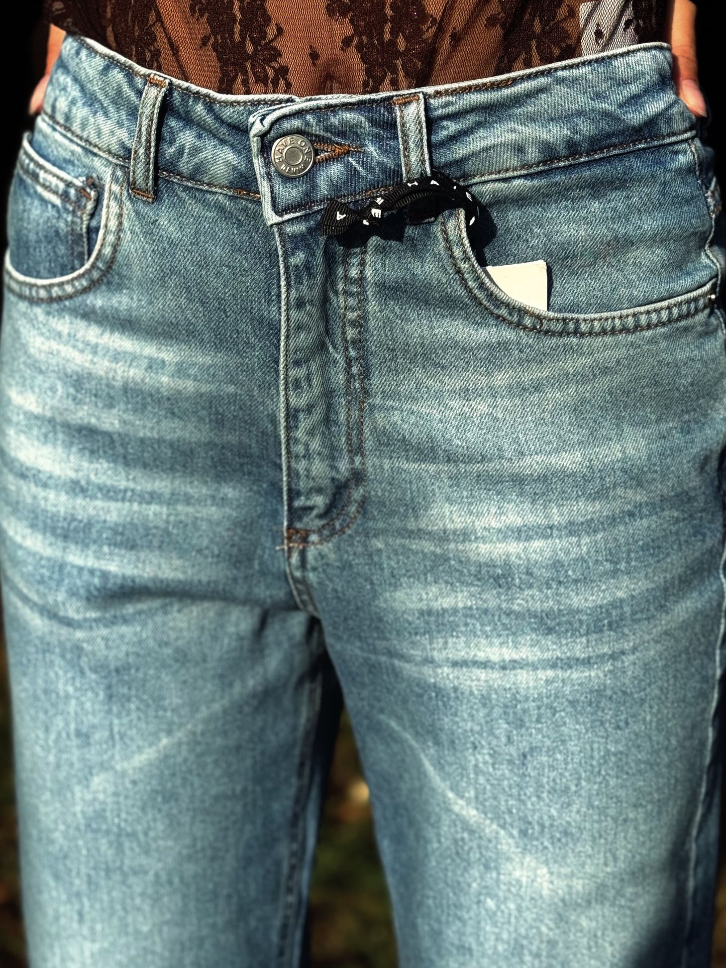 “PANTALONE LOUIS LIGHT DENIM” have one