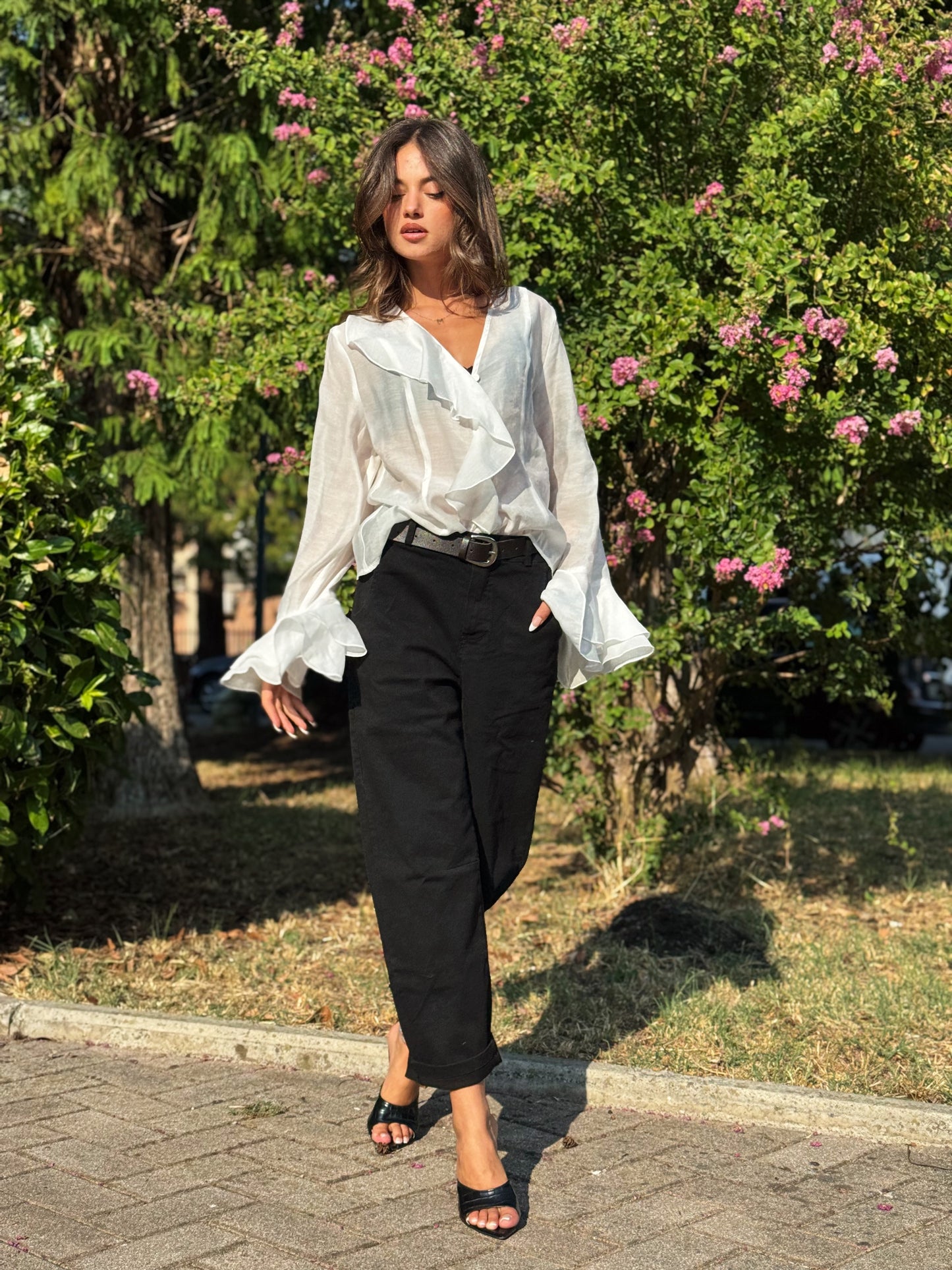 “PANTALONE BARREL CON CINTURA” Kontatto