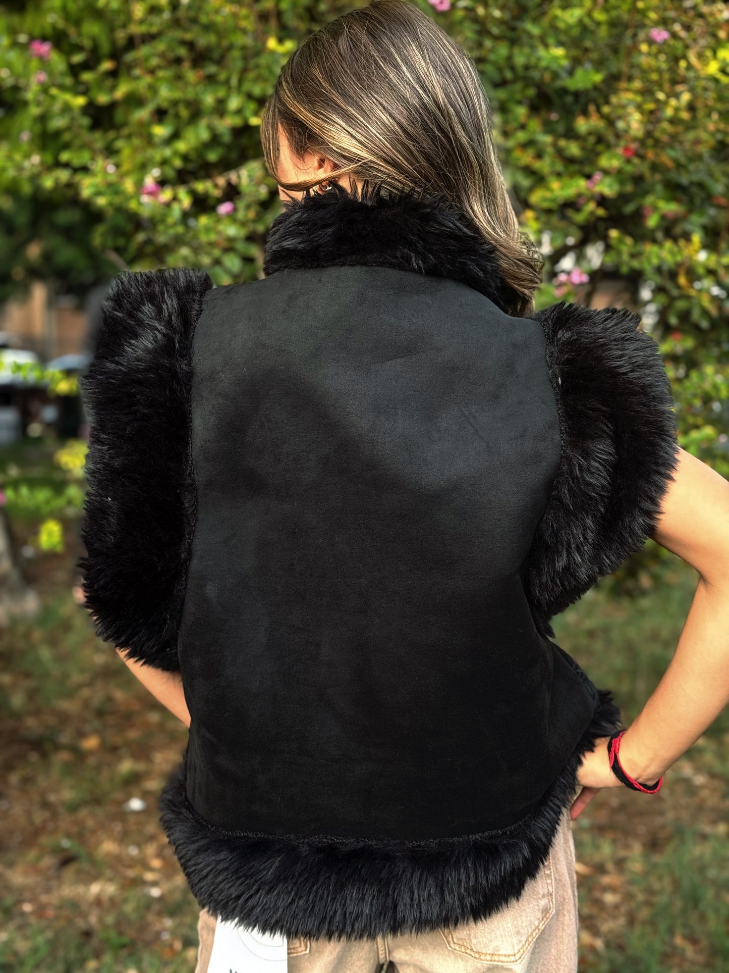 “GILET-MONTONE SMANICATO CROP” have one