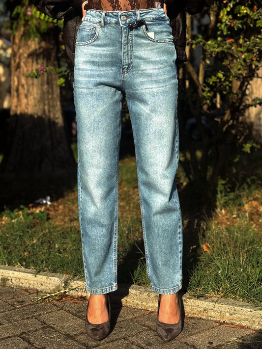 “PANTALONE LOUIS LIGHT DENIM” have one