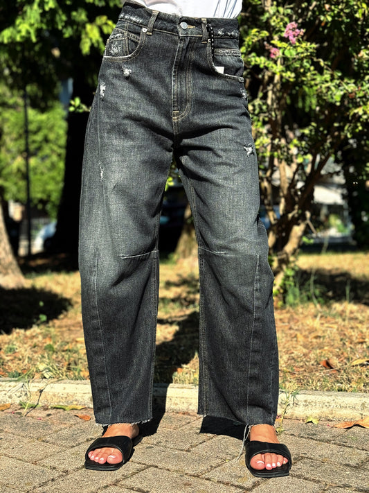 “JEANS MODELLO BARBARA DENIM NERO” have one