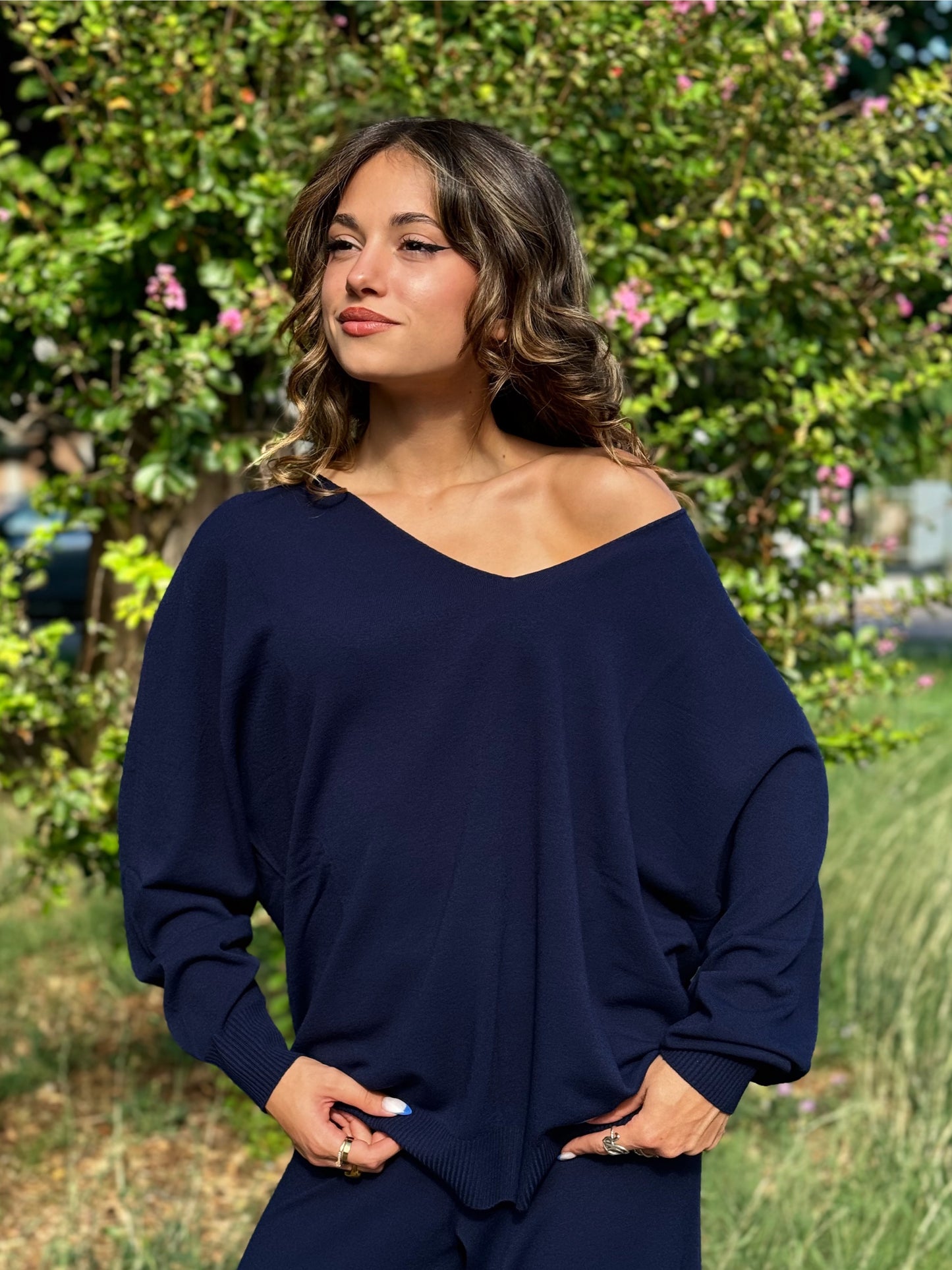 “MAGLIA SCOLLO A V OVER IN VISCOSA” kontatto