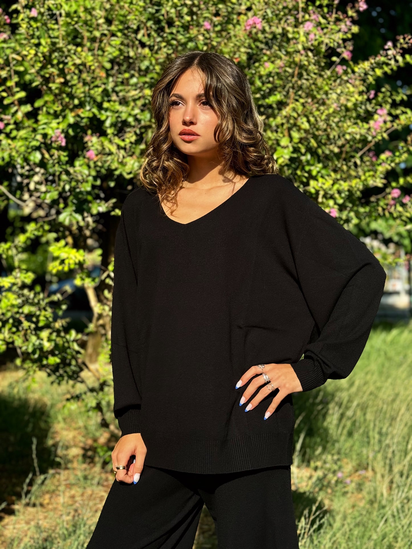 “MAGLIA SCOLLO A V OVER IN VISCOSA” kontatto