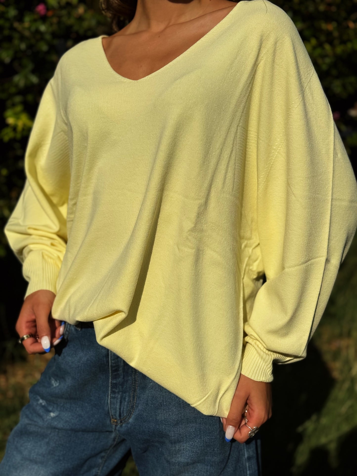 “MAGLIA SCOLLO A V OVER IN VISCOSA” kontatto
