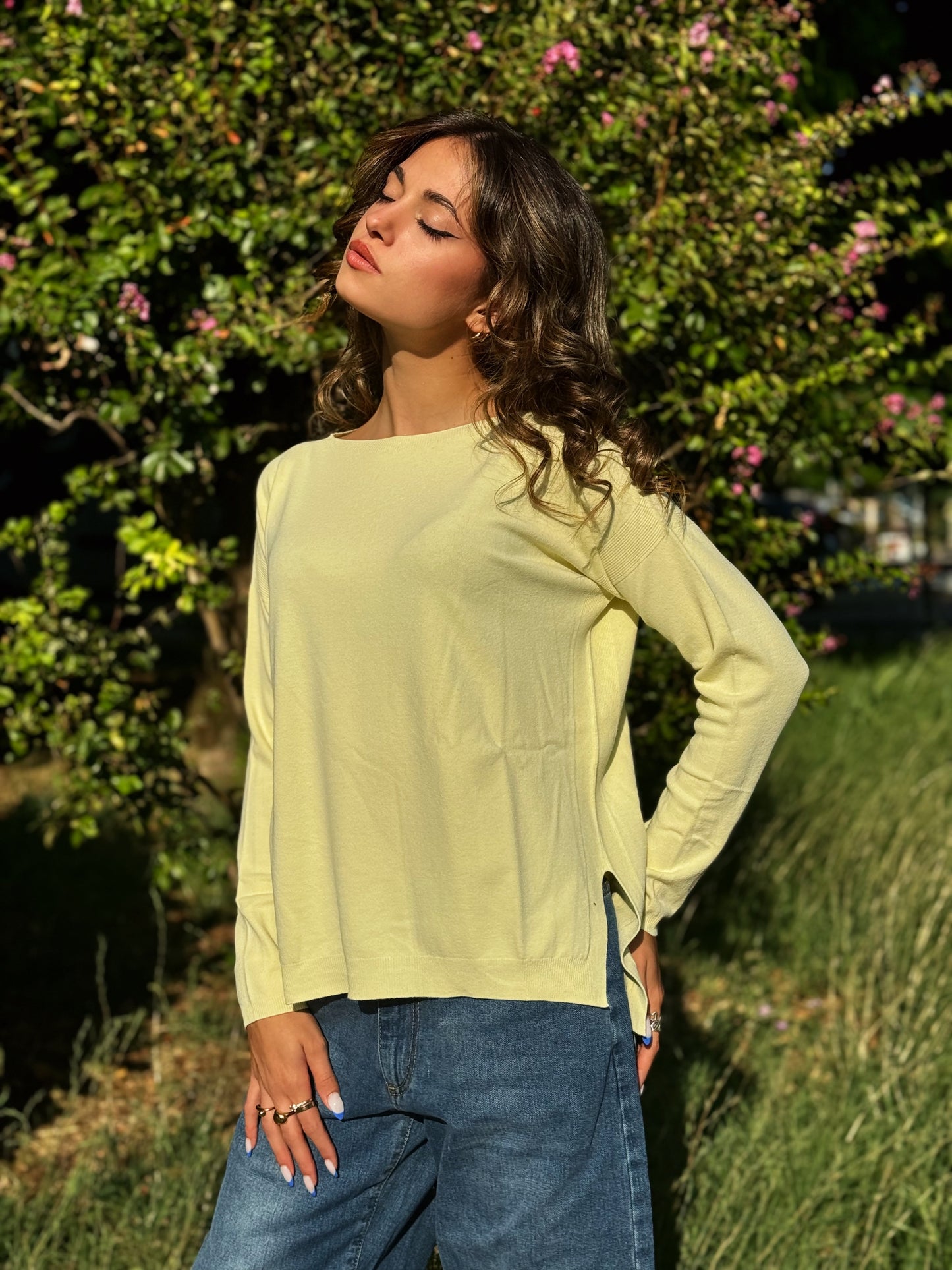 “MAGLIA CON SPACCHI LATERALI IN VISCOSA” kontatto