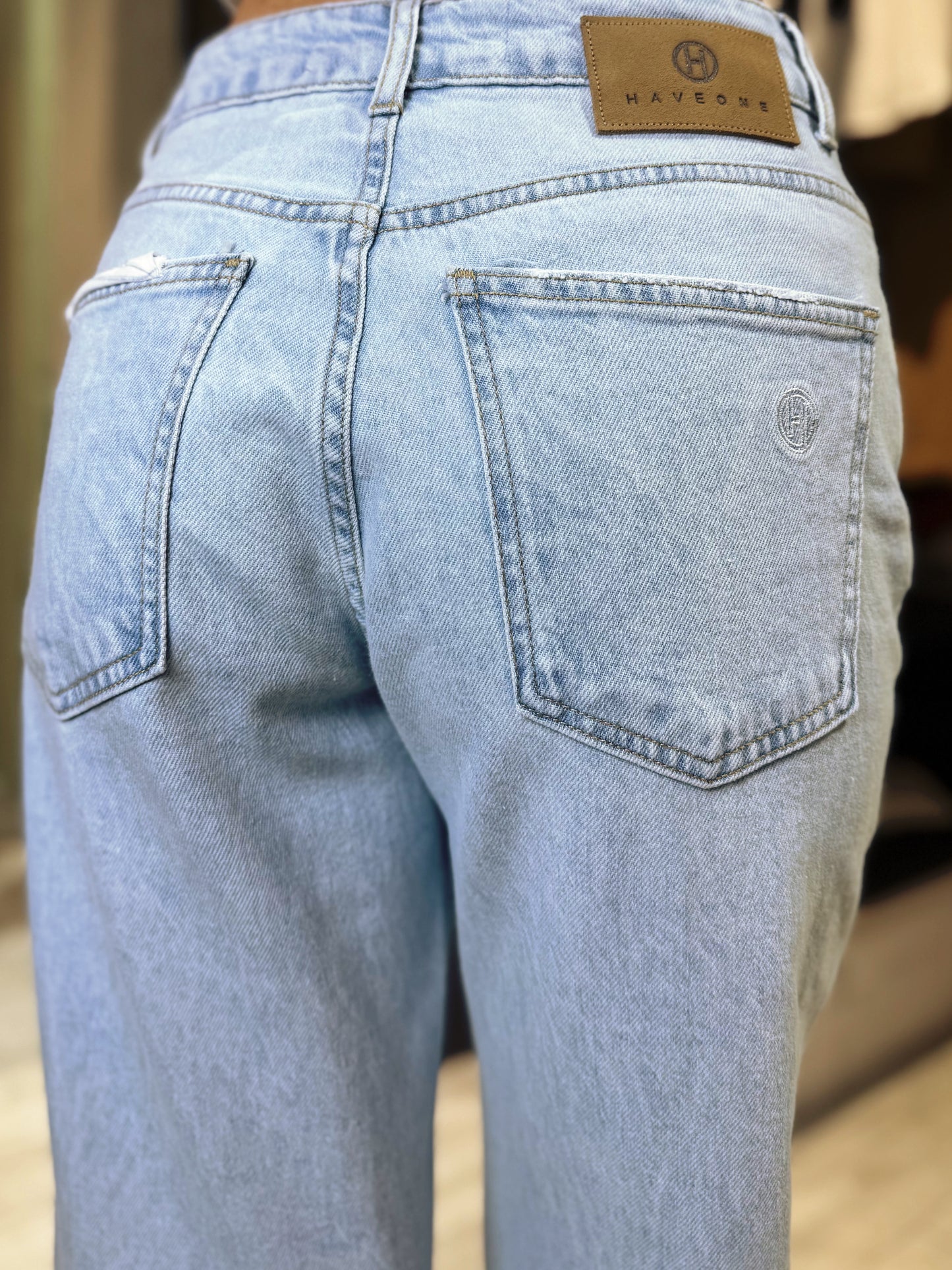 “JEANS LOUIS DENIM CHIARO” Have one