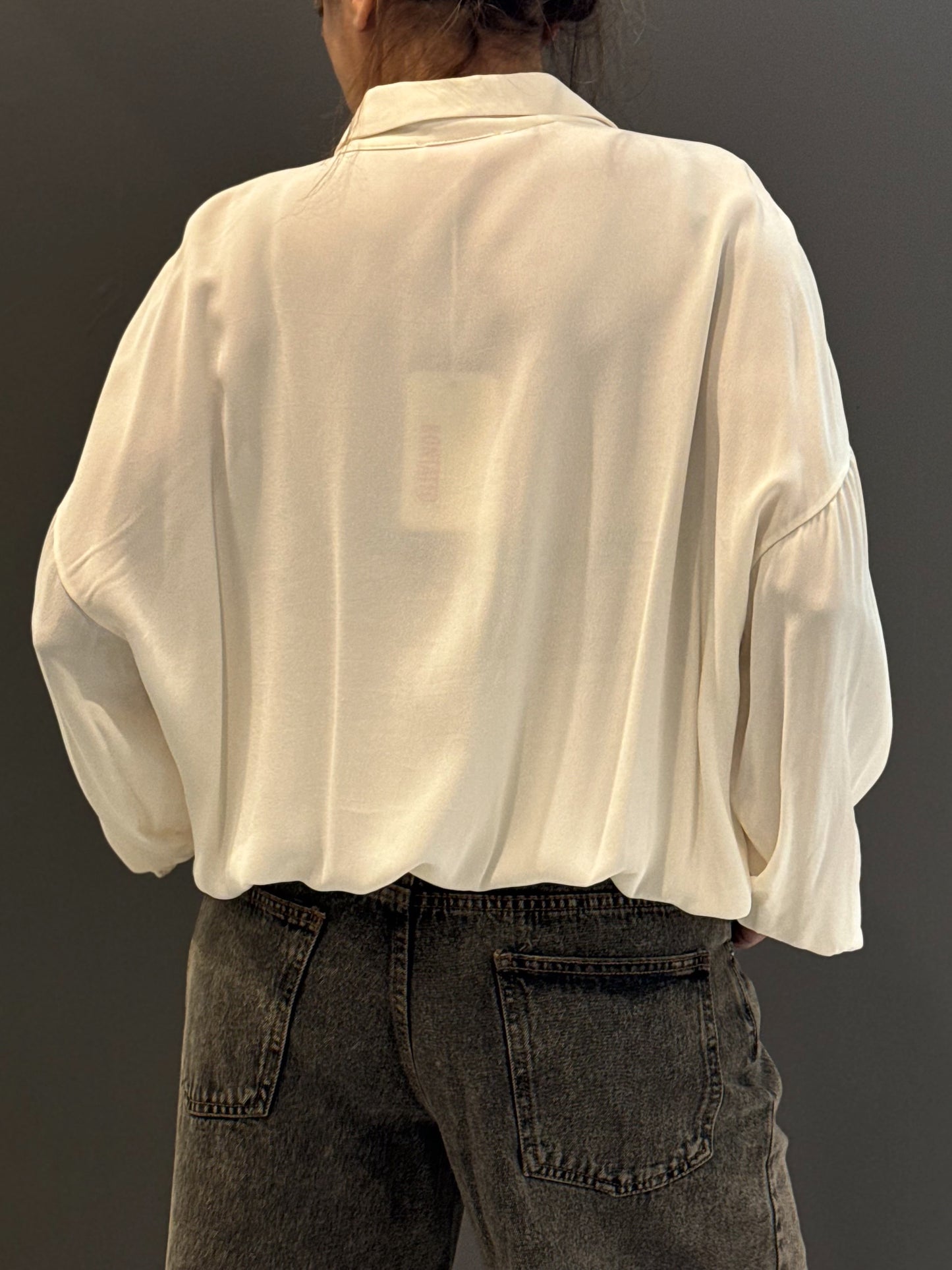 “BLUSA CON APERTURA” Kontatto