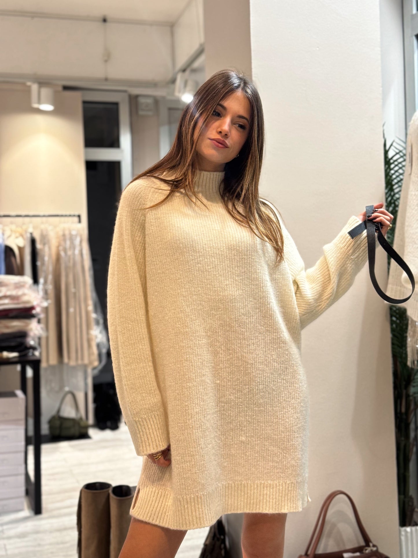 “ABITO CON CINTURA” Kontatto