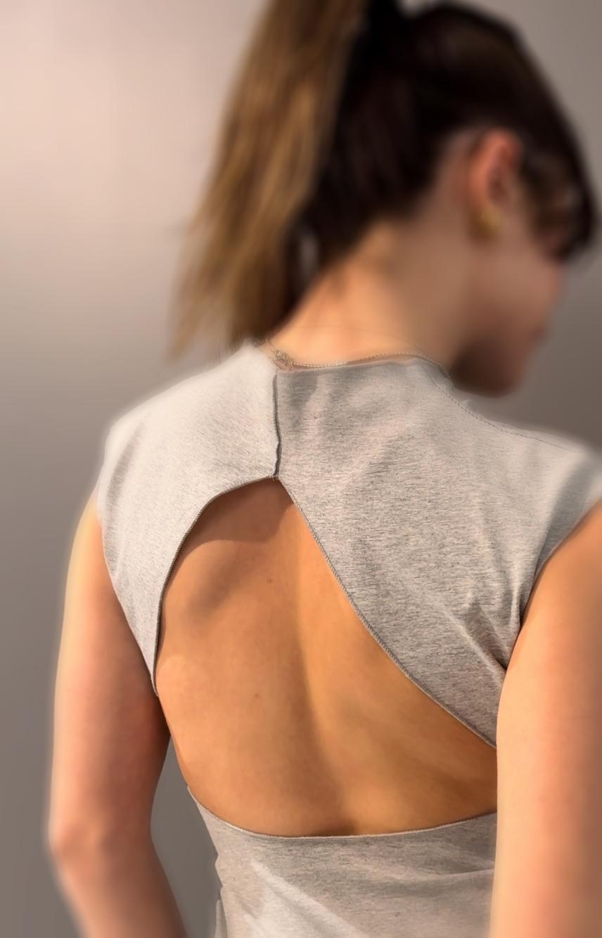 KONTATTO - TUTINA CON SCOLLO SULLA SCHIENA