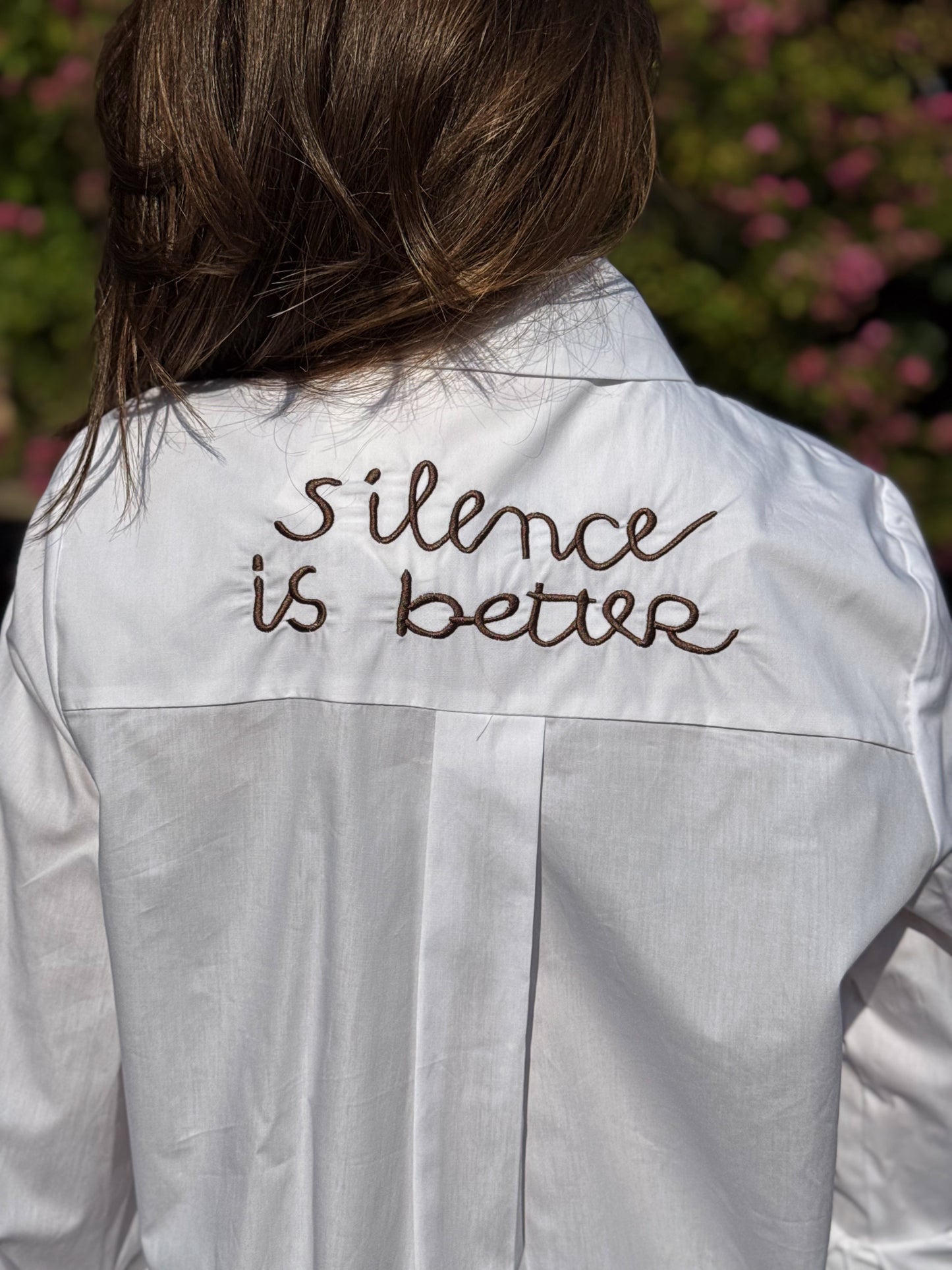 “CAMICIA -SILENCE IS BETTER- IN COTONE“ Kontatto