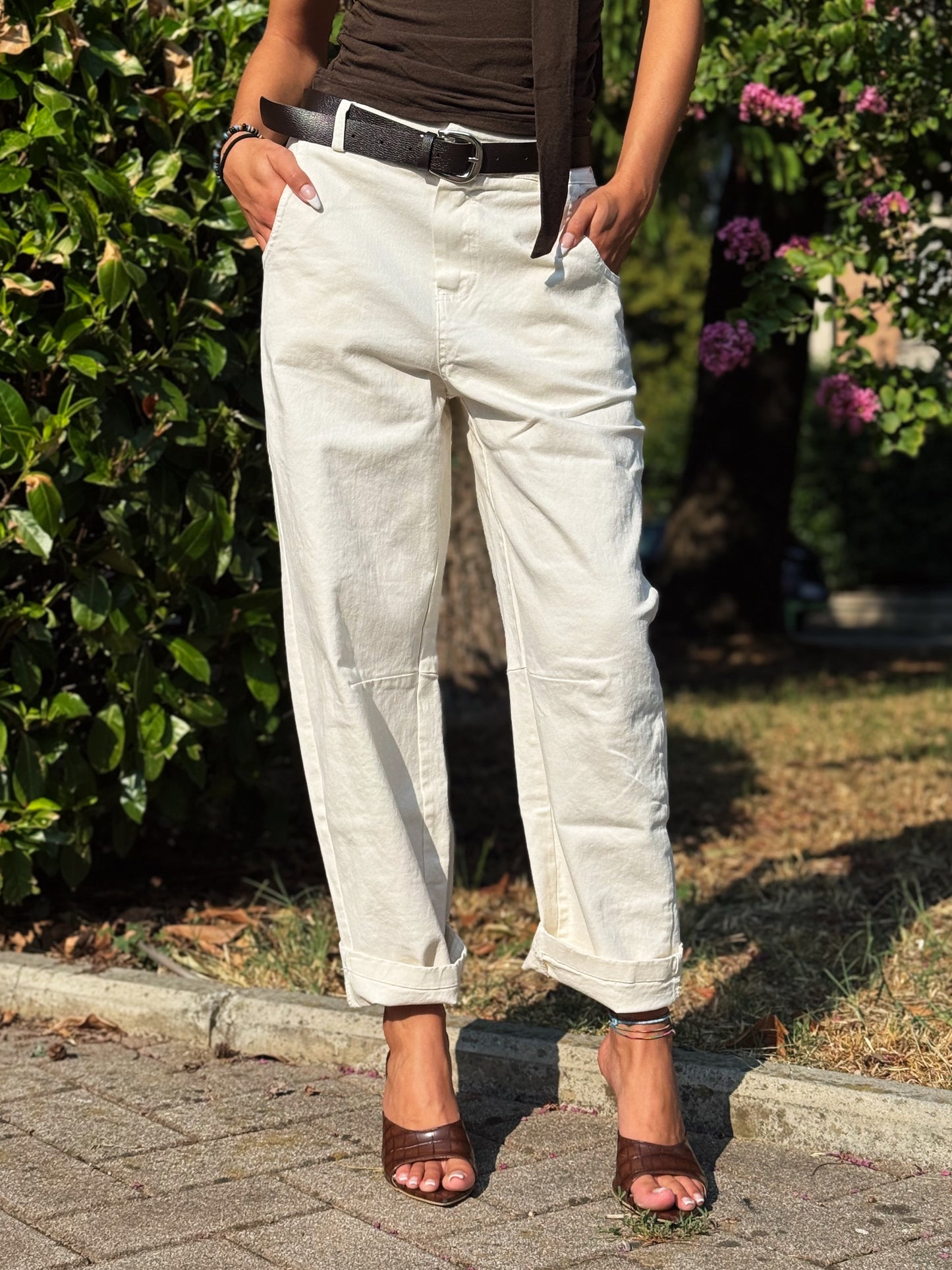 “PANTALONE BARREL CON CINTURA” Kontatto