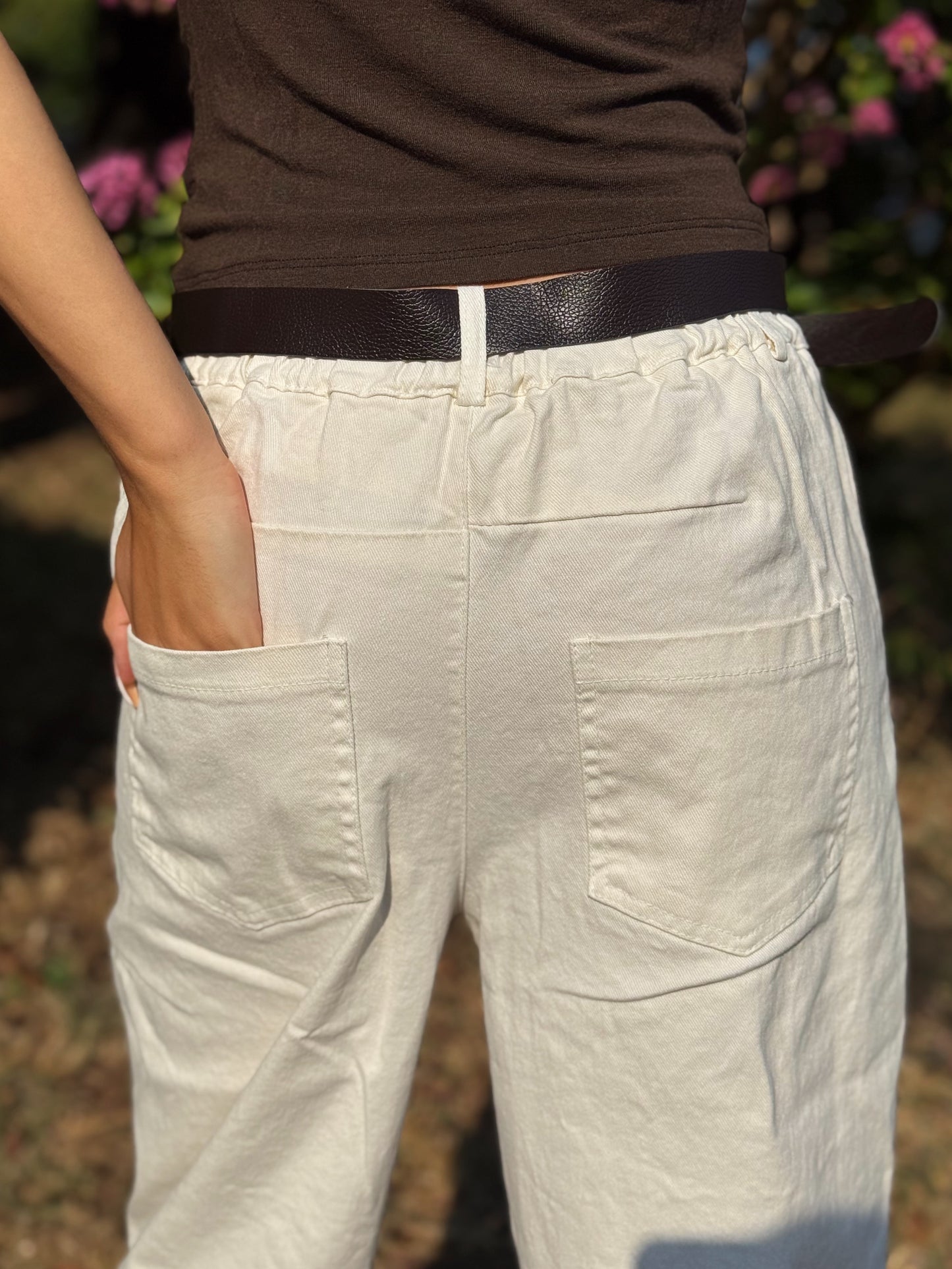 “PANTALONE BARREL CON CINTURA” Kontatto