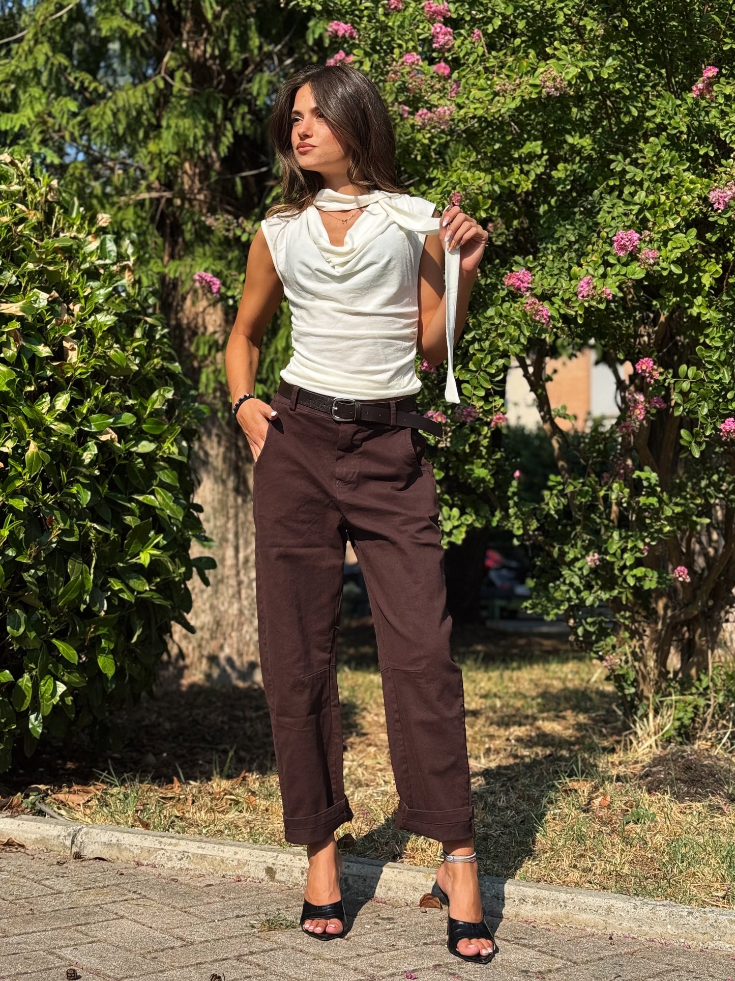 “PANTALONE BARREL CON CINTURA” Kontatto
