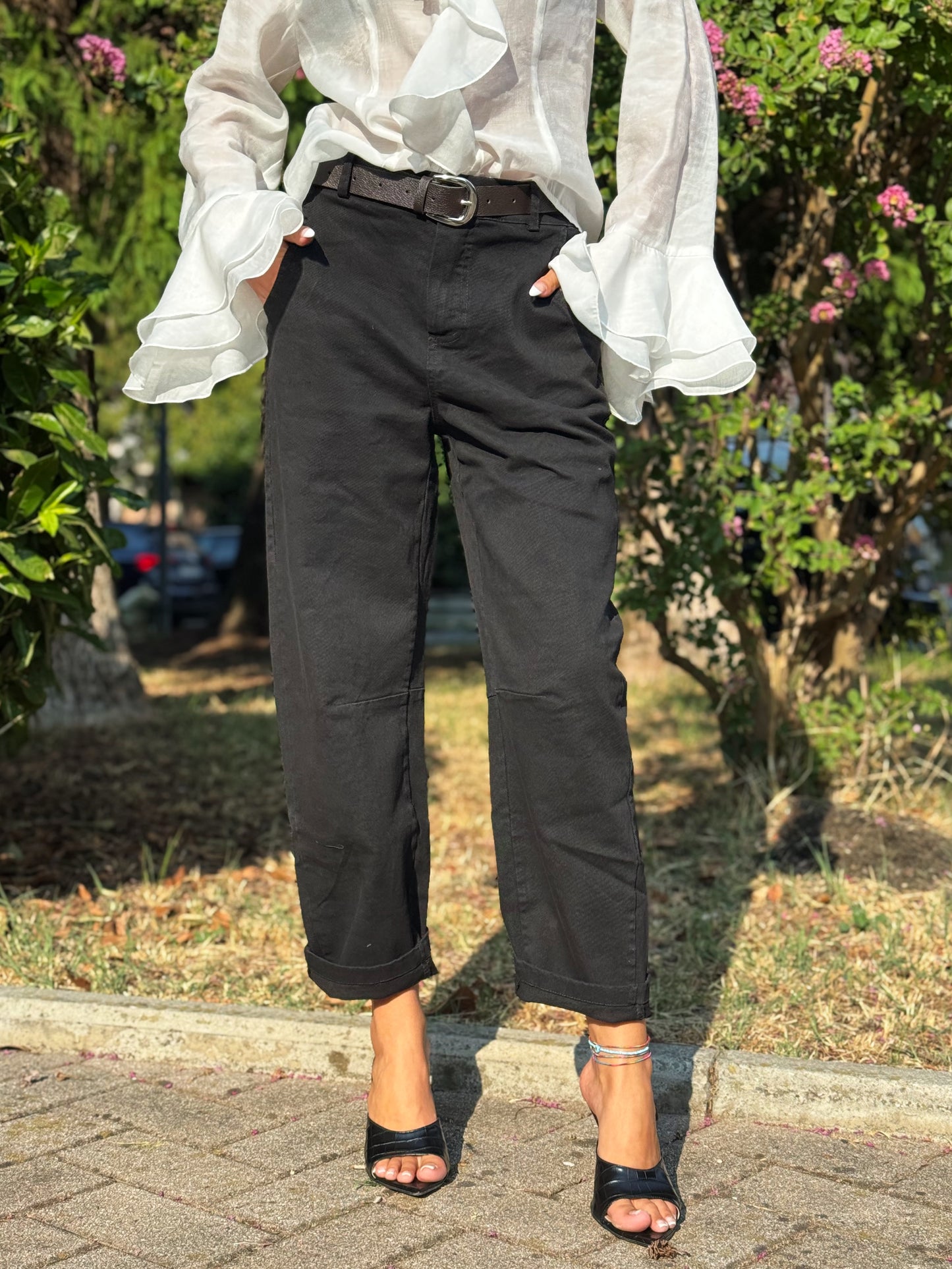 “PANTALONE BARREL CON CINTURA” Kontatto