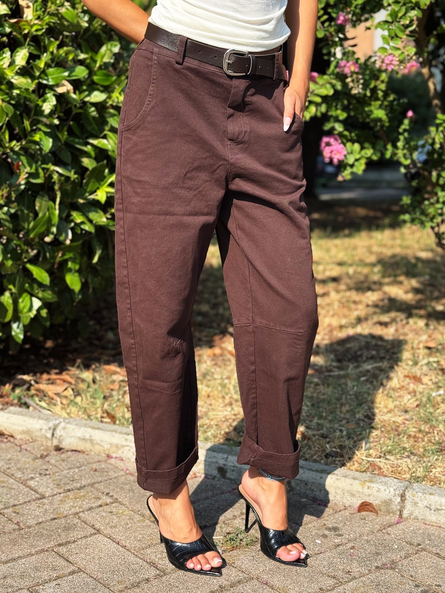 “PANTALONE BARREL CON CINTURA” Kontatto