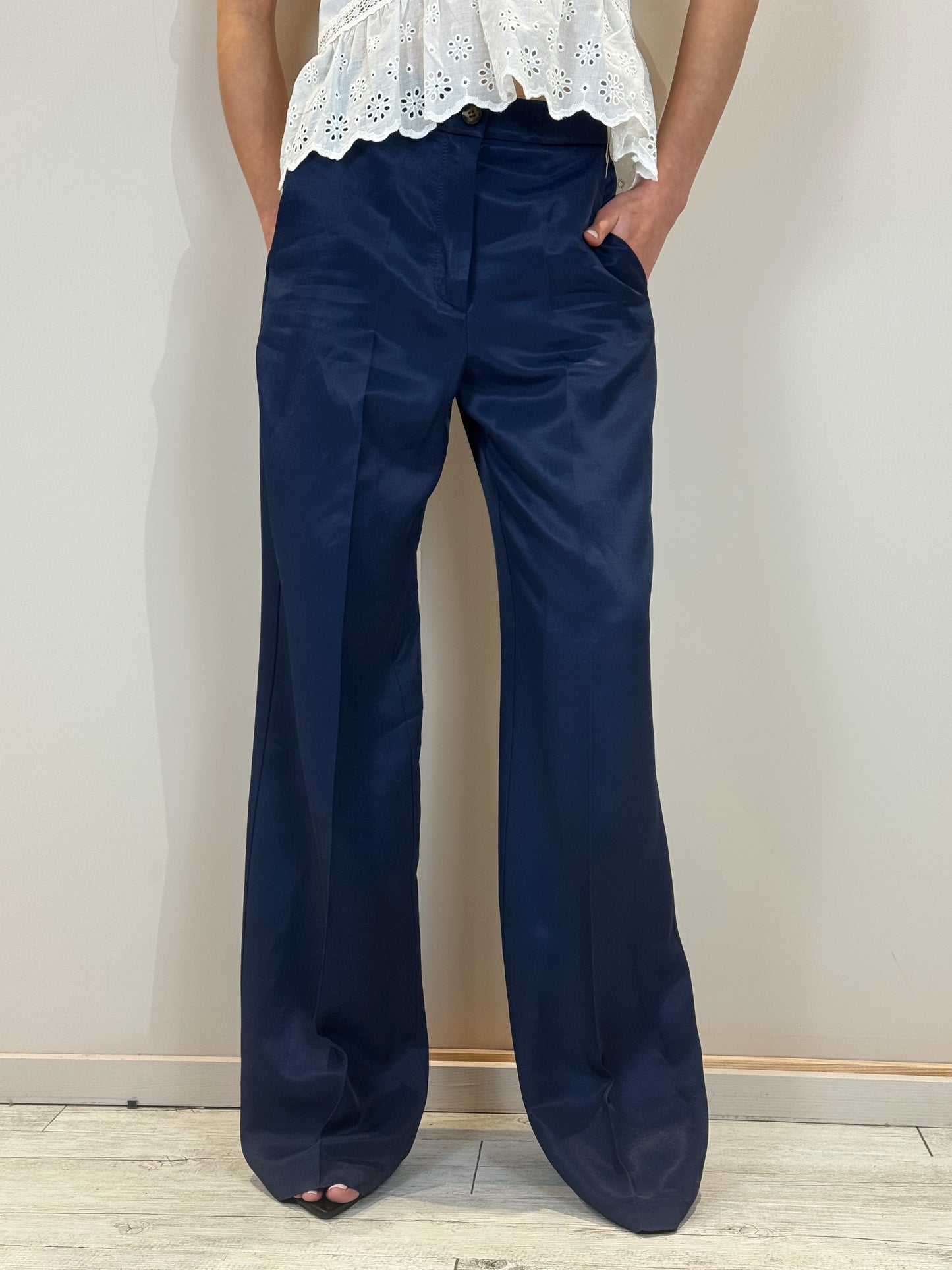 “PANTALONE EFFETTO LUCIDO” Kontatto