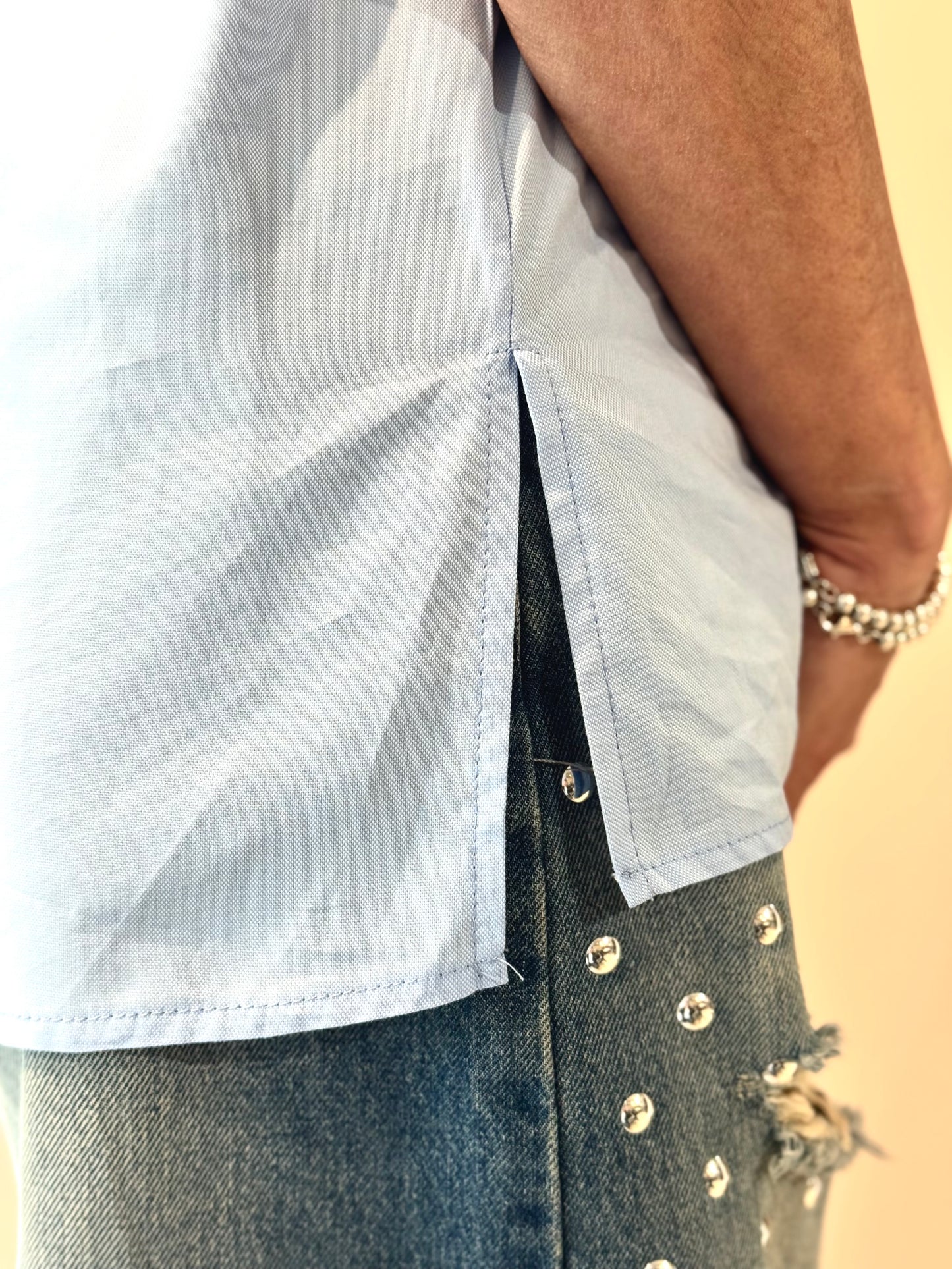 “CAMICIA SMANICATA” Kontatto