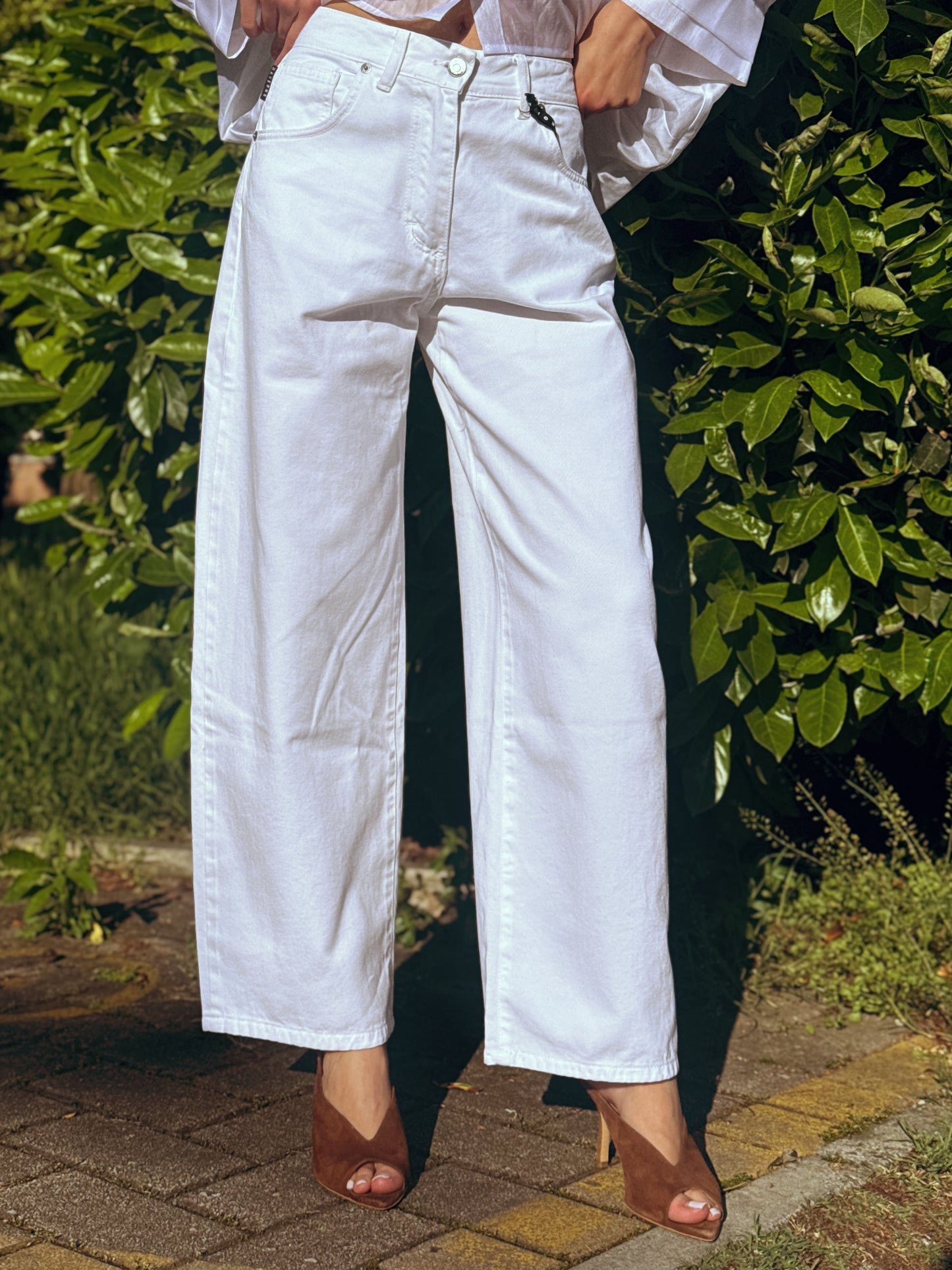 “JEANS MODELLO BELLA BIANCO” have one