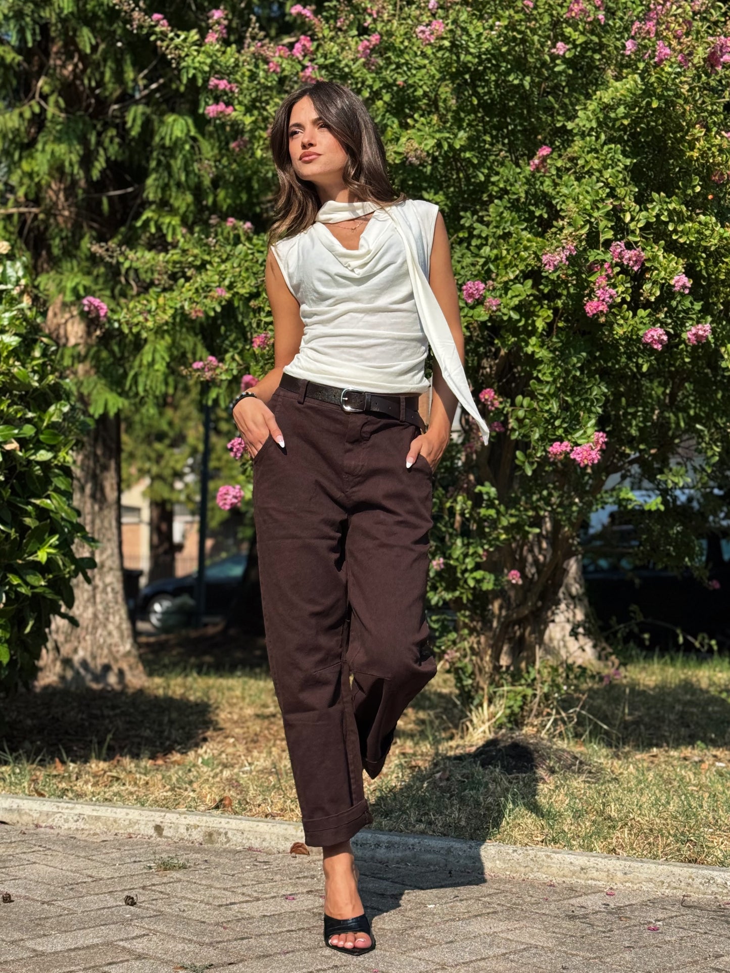“PANTALONE BARREL CON CINTURA” Kontatto