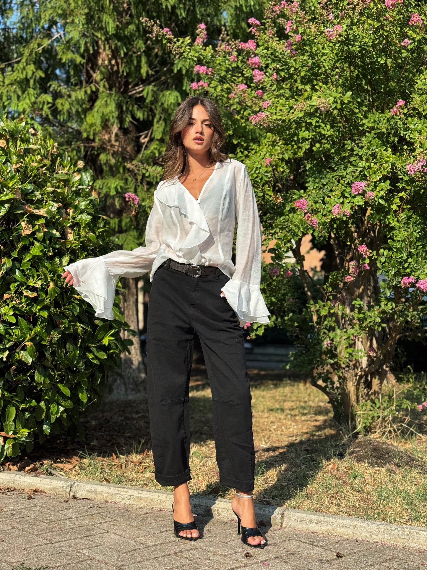 “PANTALONE BARREL CON CINTURA” Kontatto