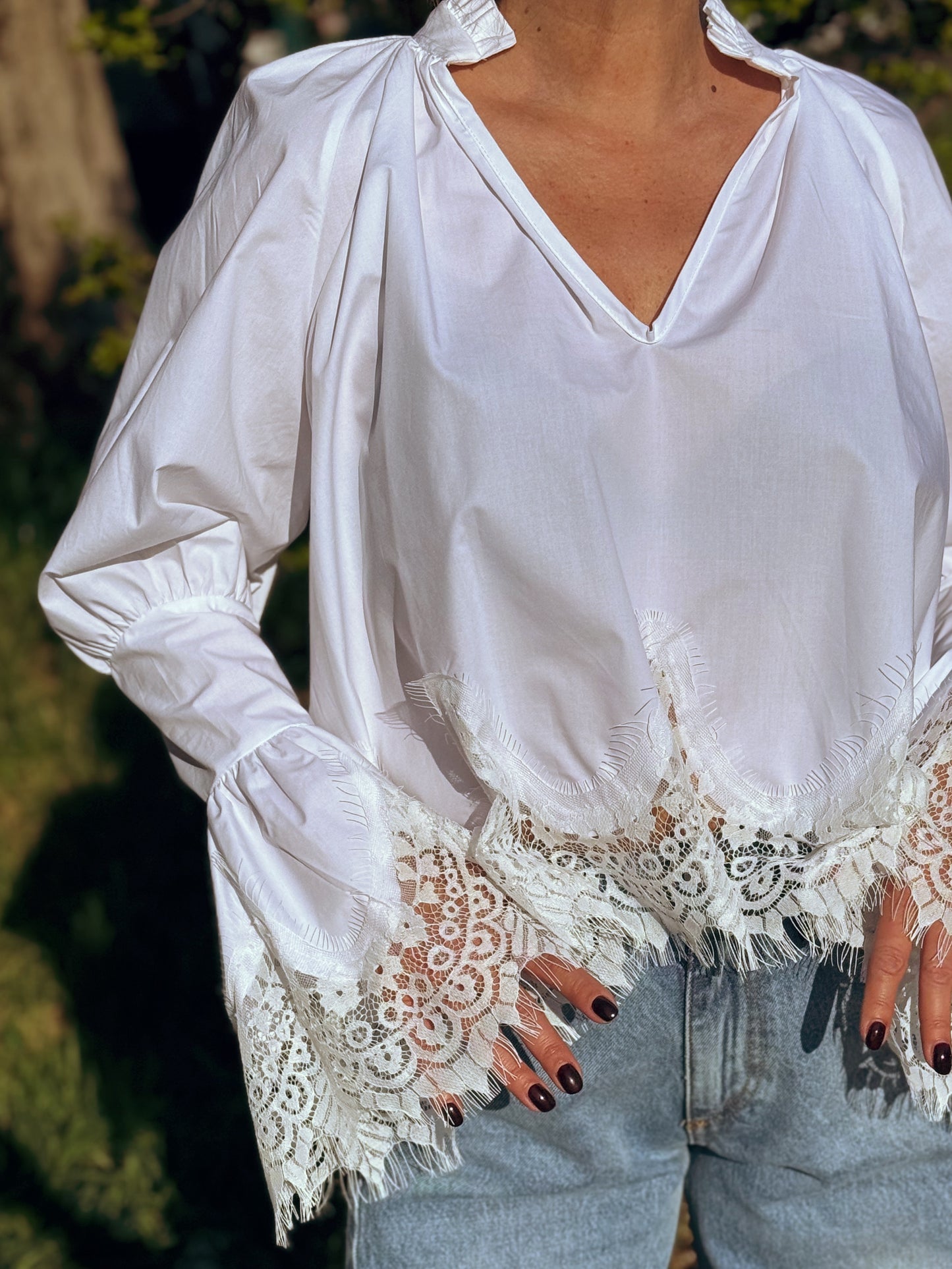 “CAMICIA SCOLLO V CON PIZZO” Have one
