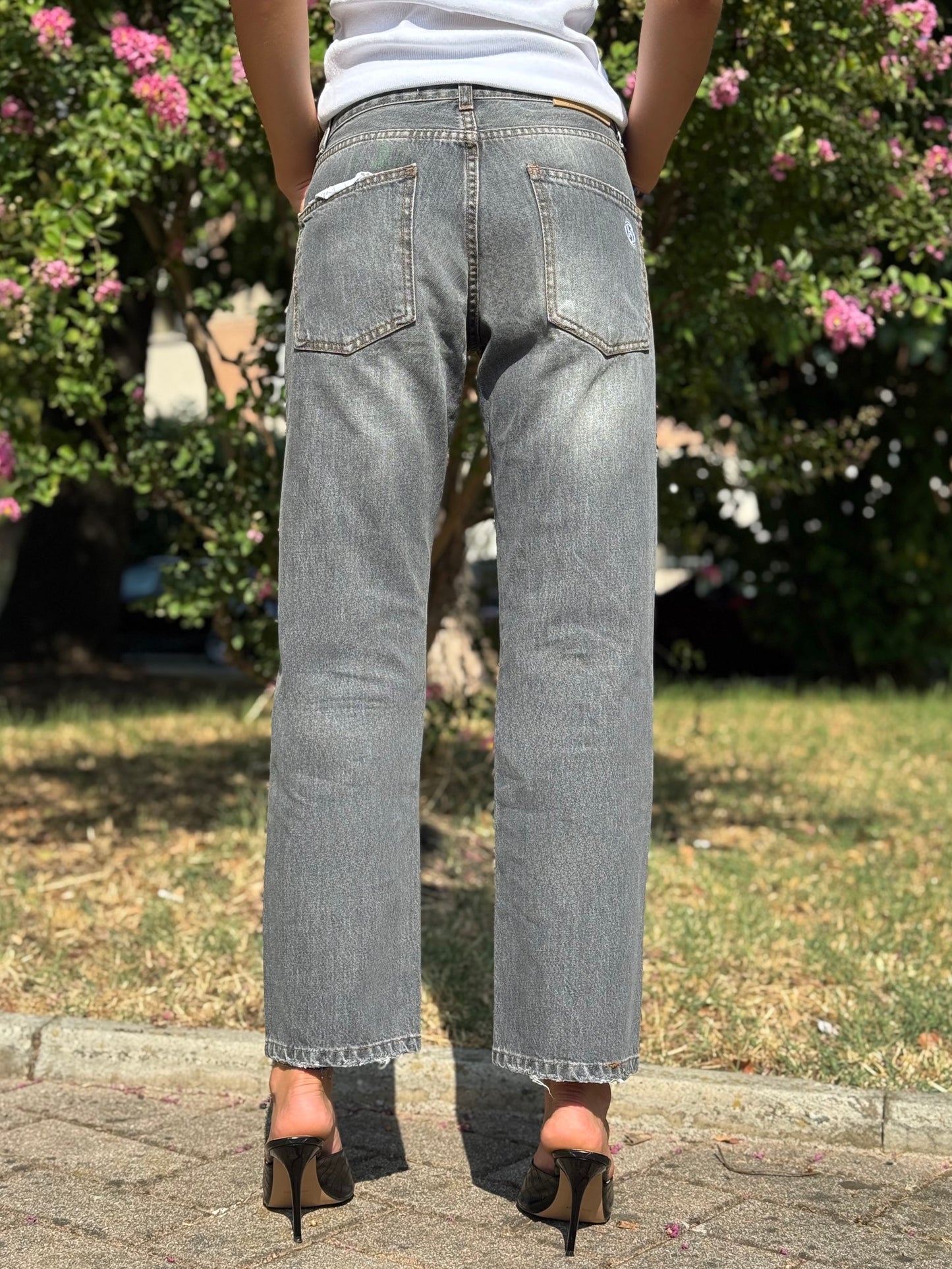 “JEANS MODELLO LILY GREY” Have one