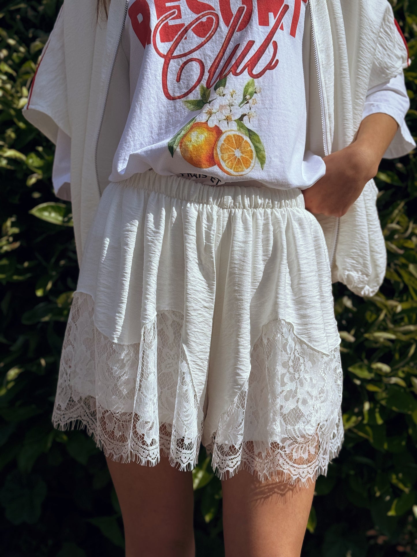 “SHORTS BORDO IN PIZZO” Have one
