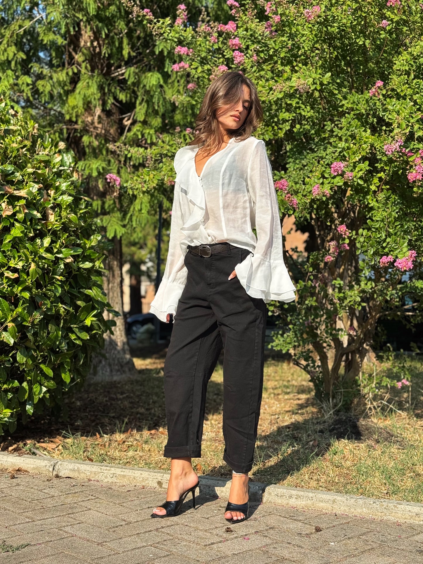 “PANTALONE BARREL CON CINTURA” Kontatto