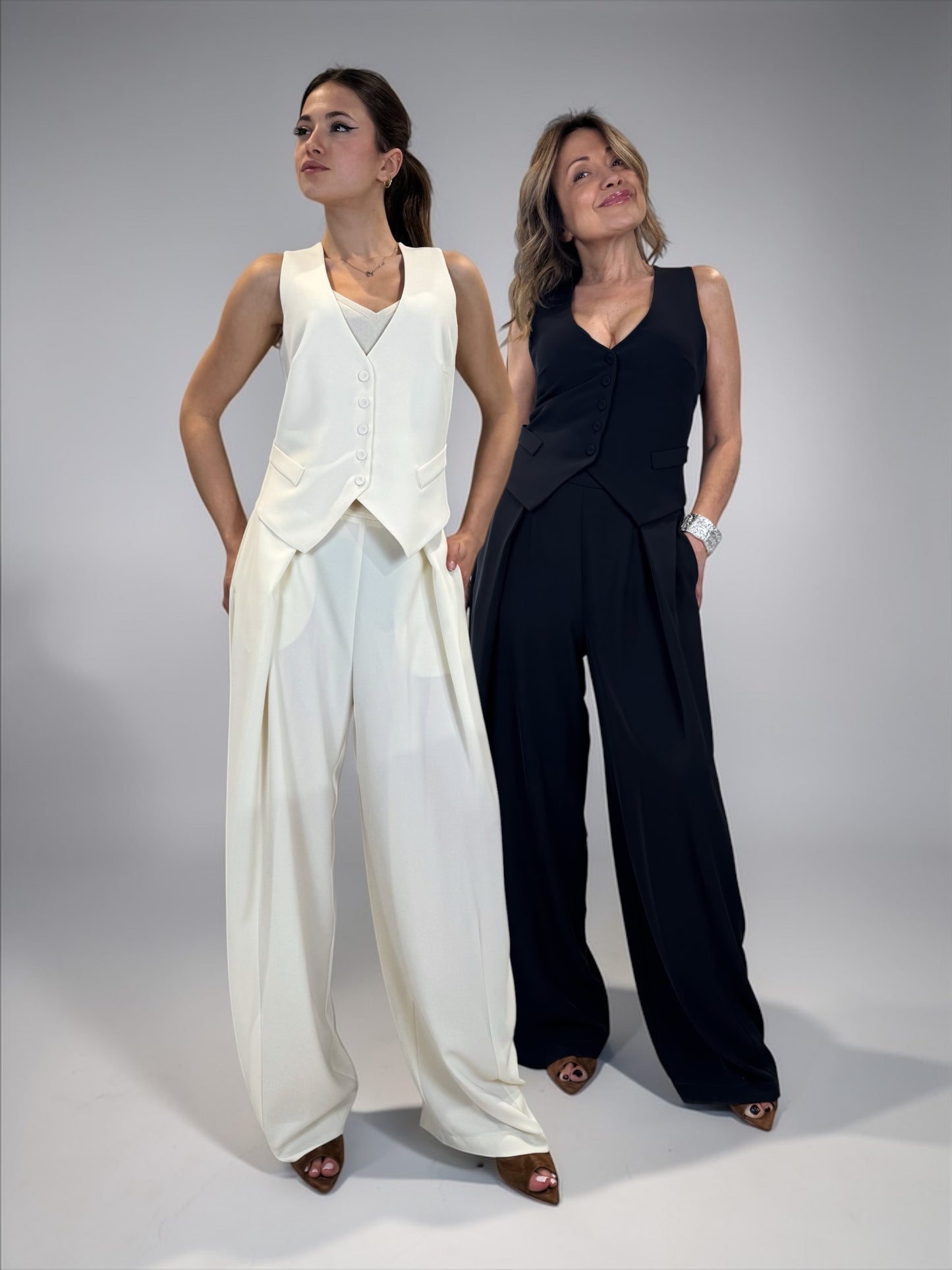 “PANTALONE CON PINCES”