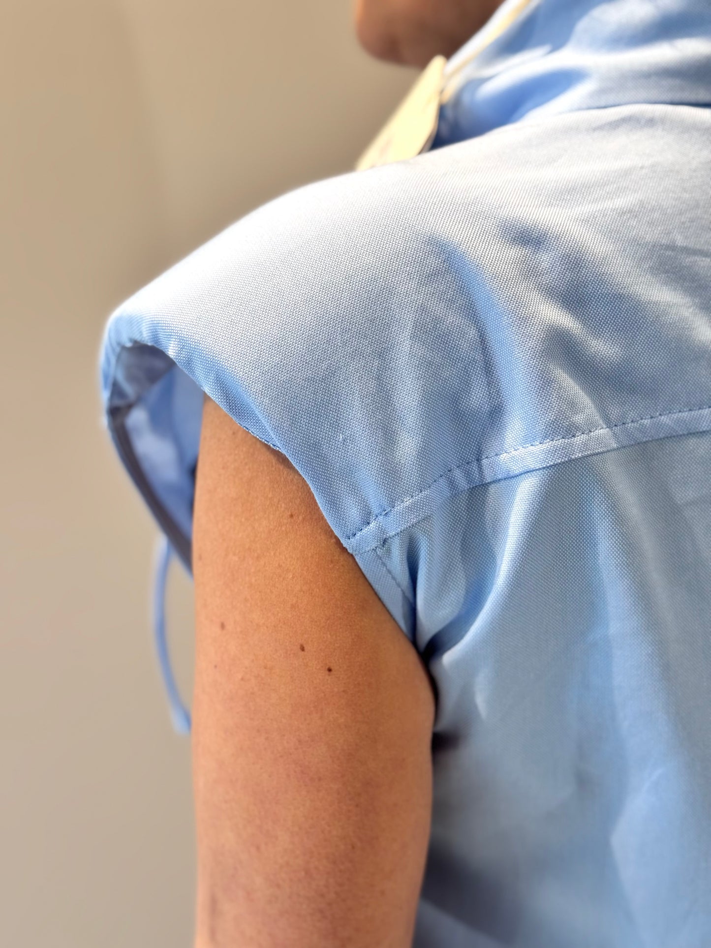 “CAMICIA SMANICATA” Kontatto