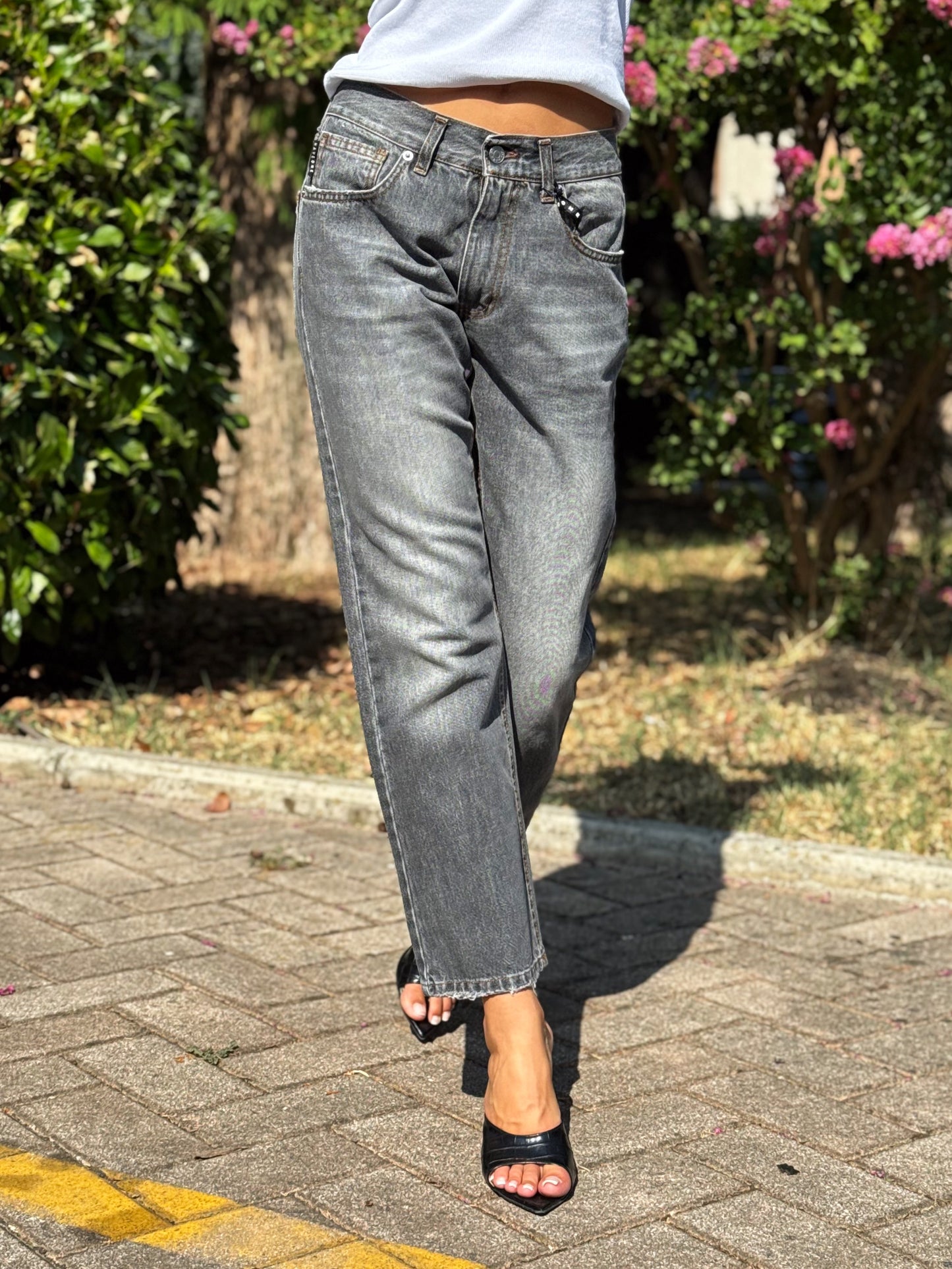 “JEANS MODELLO LILY GREY” Have one