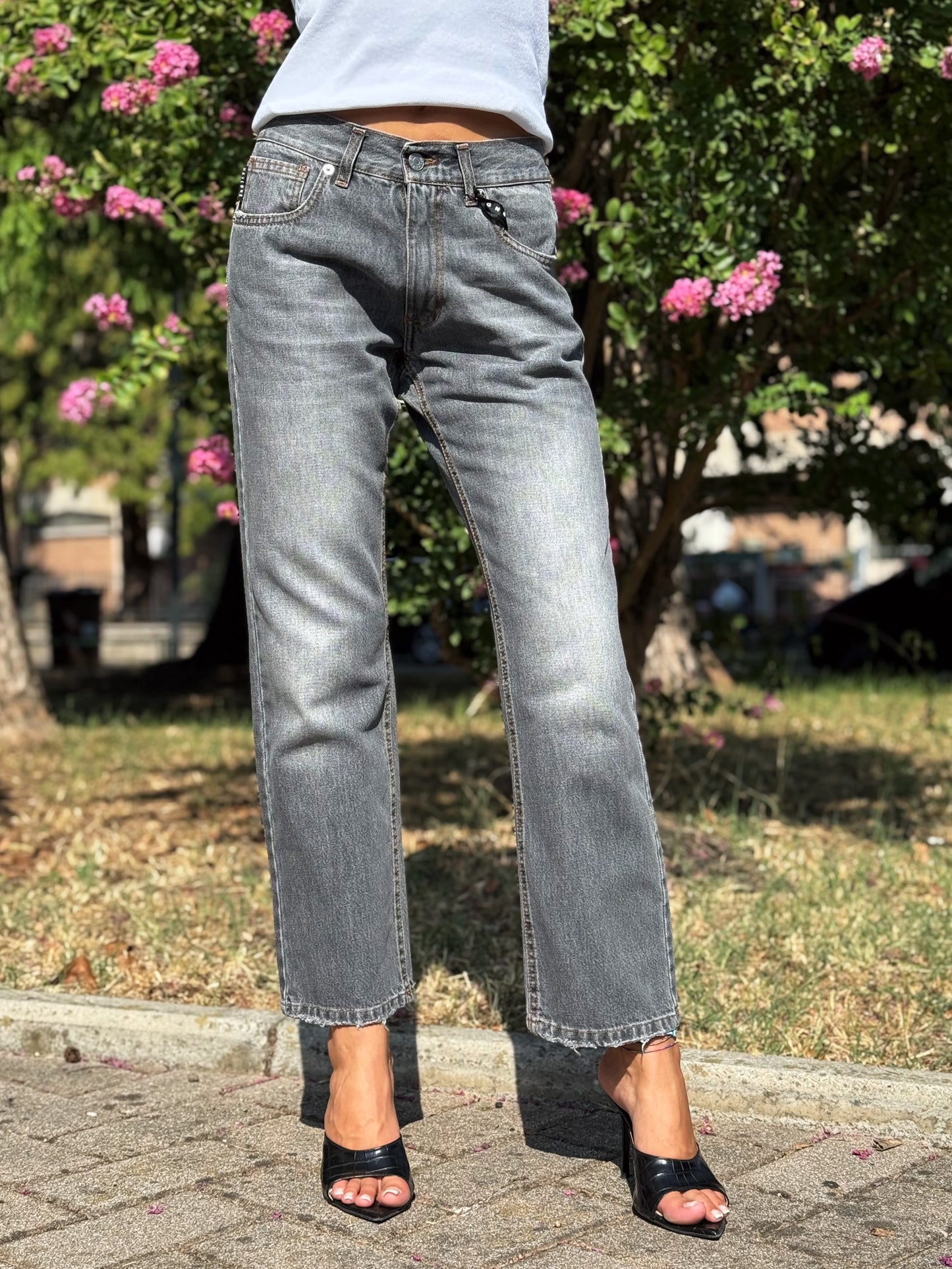 “JEANS MODELLO LILY GREY” Have one