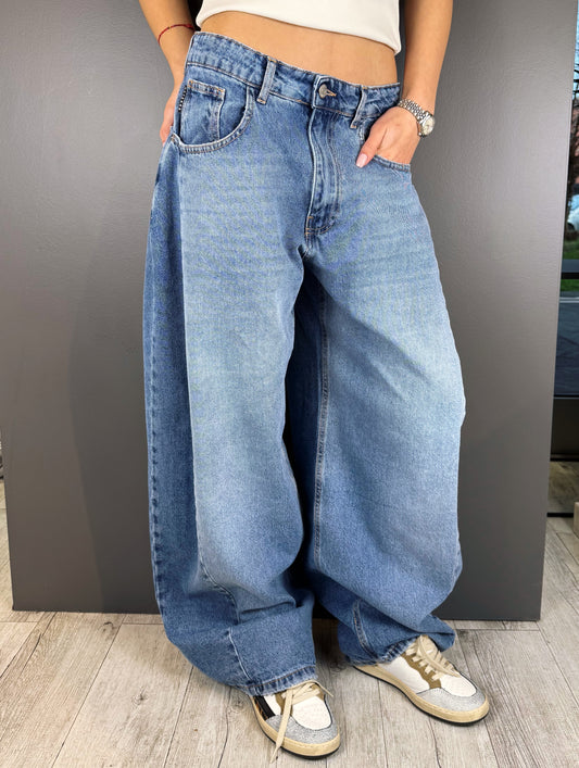 “JEANS MODELLO LORE” Have one