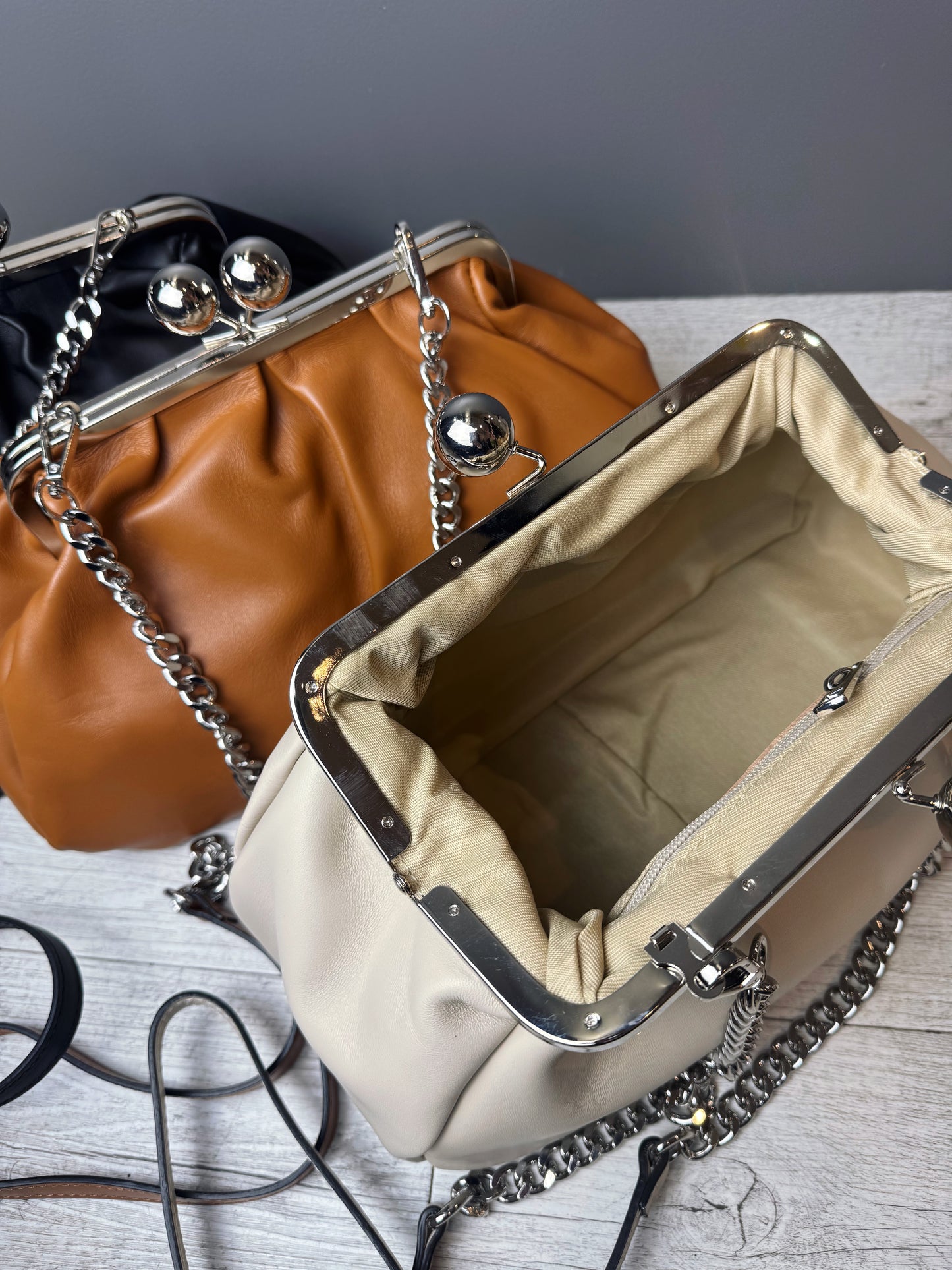 “CLUTCH IN PELLE”