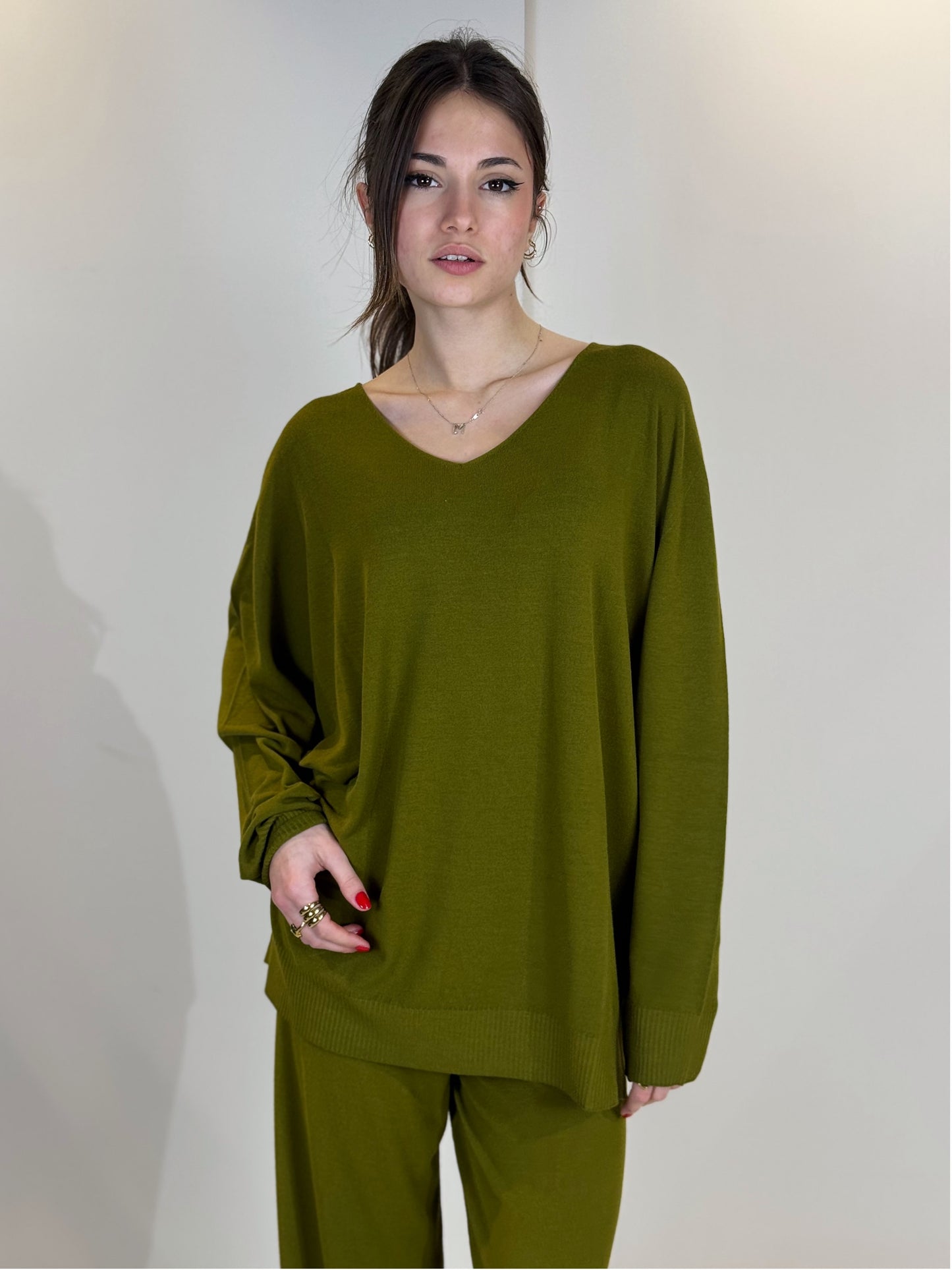 “MAGLIA SCOLLO V OVER” Kontatto