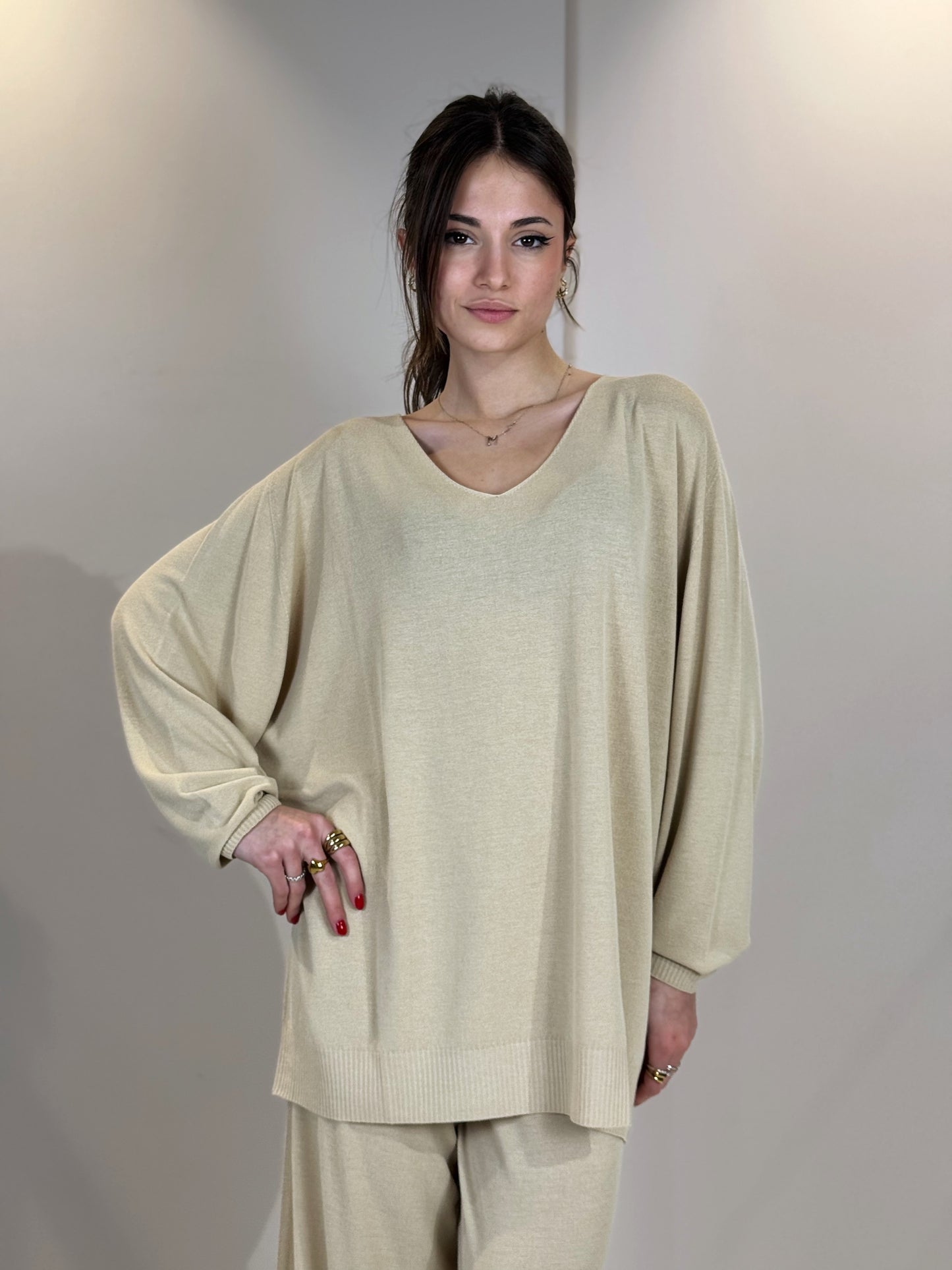 “MAGLIA SCOLLO V OVER” Kontatto